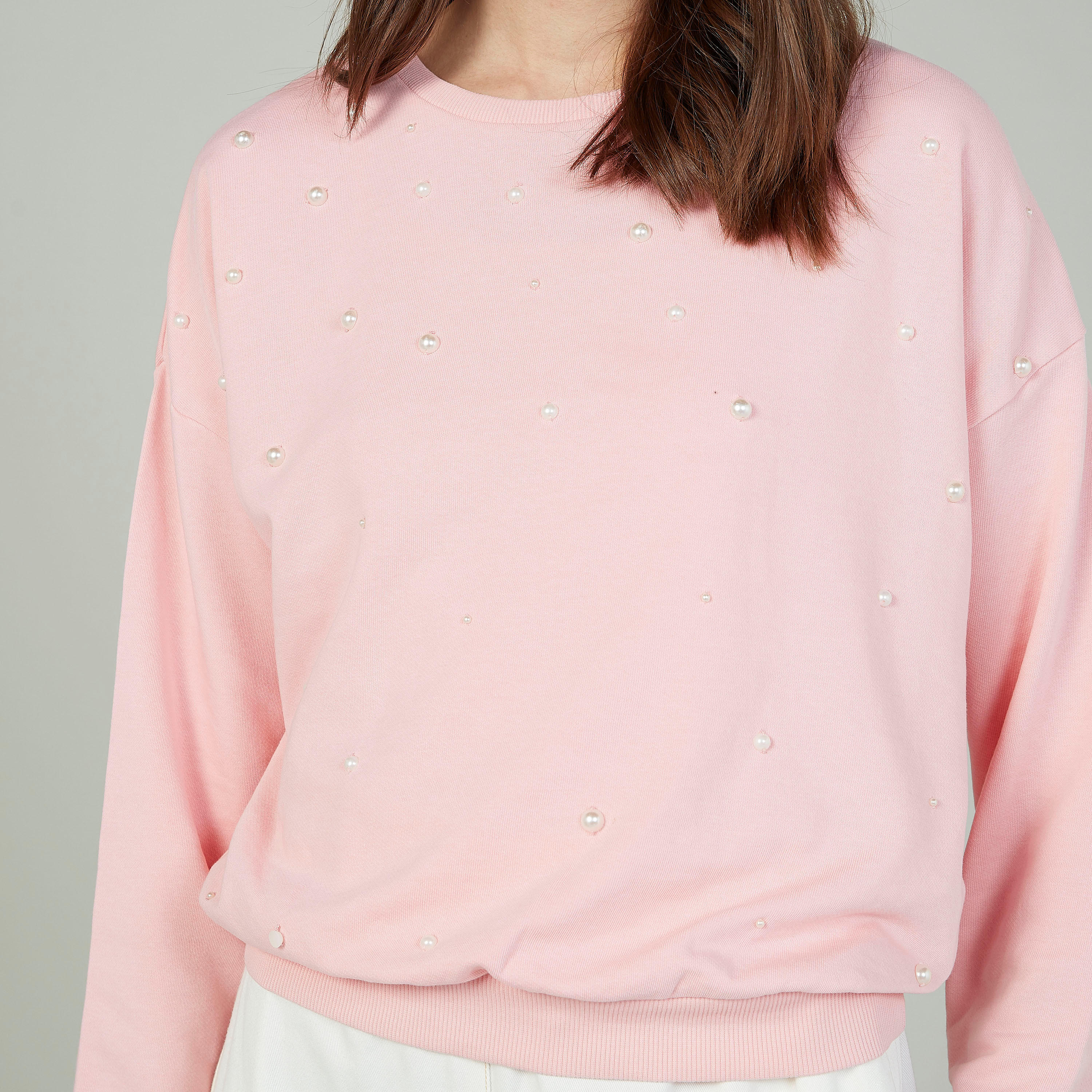 سويت شيرت بياقة مستديرة وأكمام طويلة وتفاصيل لؤلؤ-women-winterwear-hoodiesandsweatshirts-sweatshirts-image-3