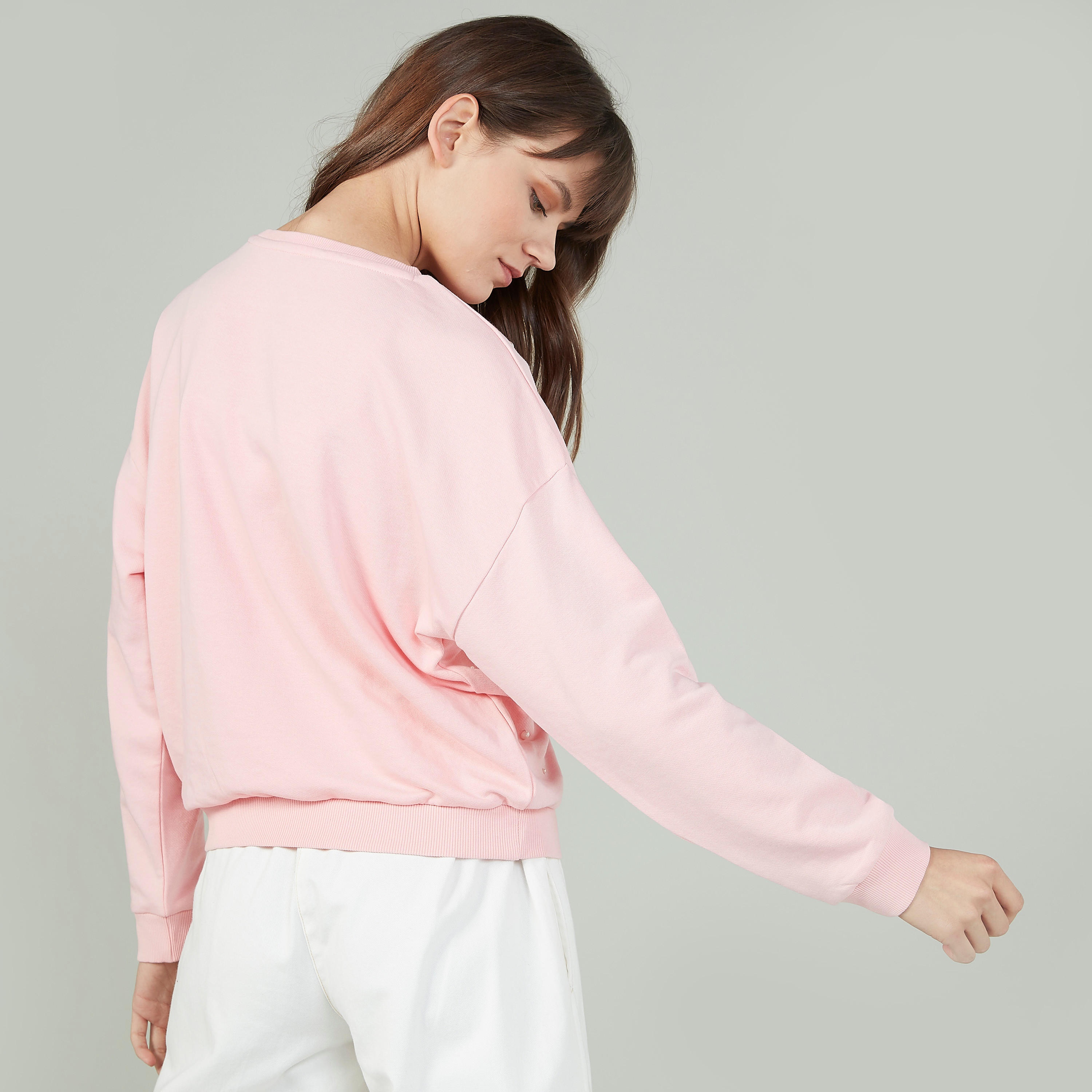 سويت شيرت بياقة مستديرة وأكمام طويلة وتفاصيل لؤلؤ-women-winterwear-hoodiesandsweatshirts-sweatshirts-image-4