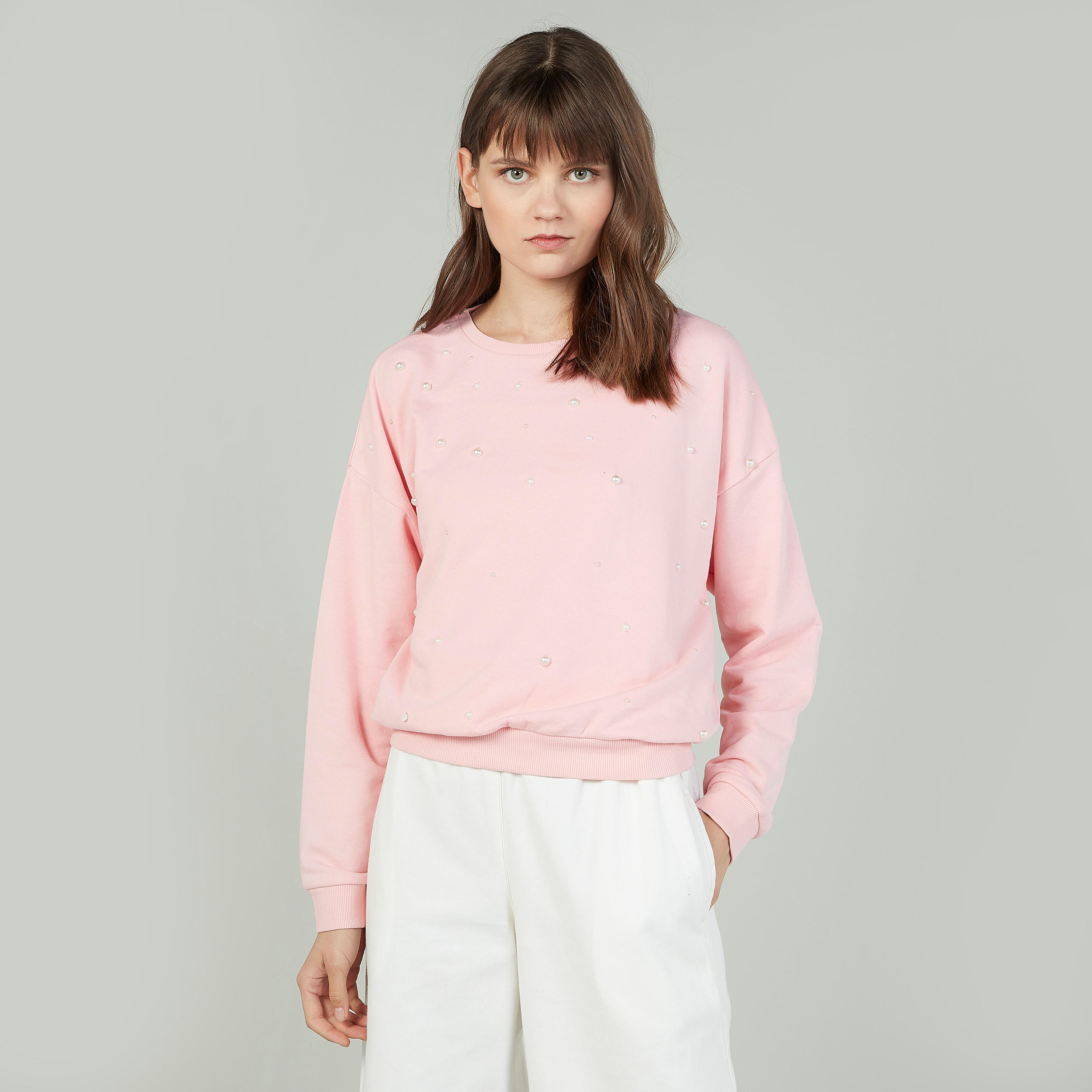 سويت شيرت بياقة مستديرة وأكمام طويلة وتفاصيل لؤلؤ-women-winterwear-hoodiesandsweatshirts-sweatshirts-image-5