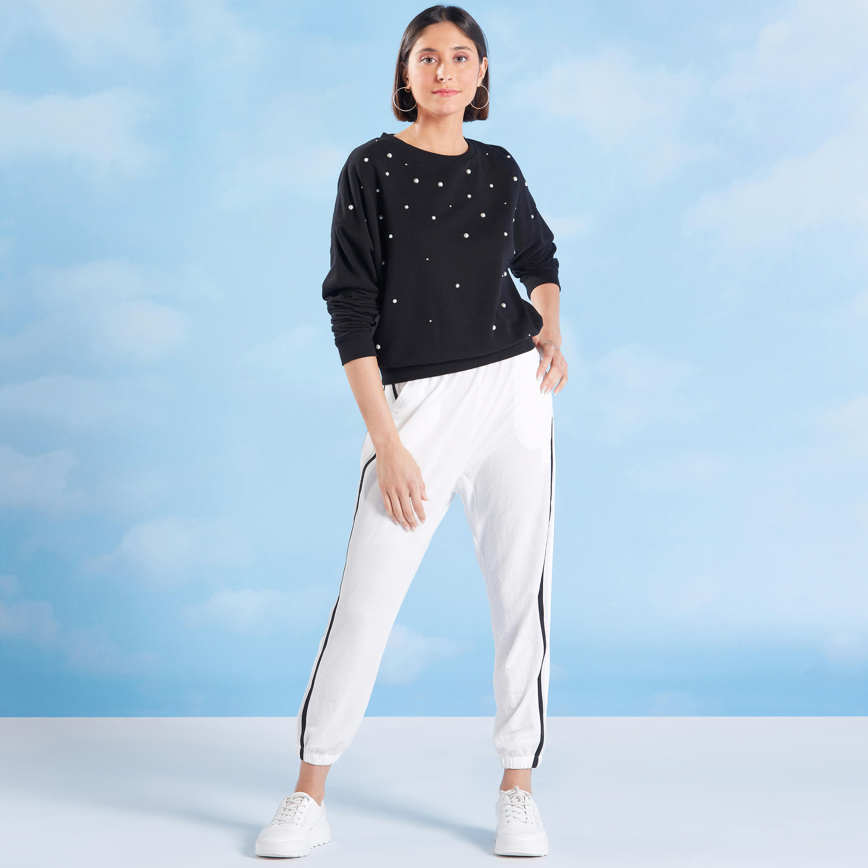 سويت شيرت بياقة مستديرة وأكمام طويلة وتفاصيل لؤلؤ-women-winterwear-hoodiesandsweatshirts-sweatshirts-image-8