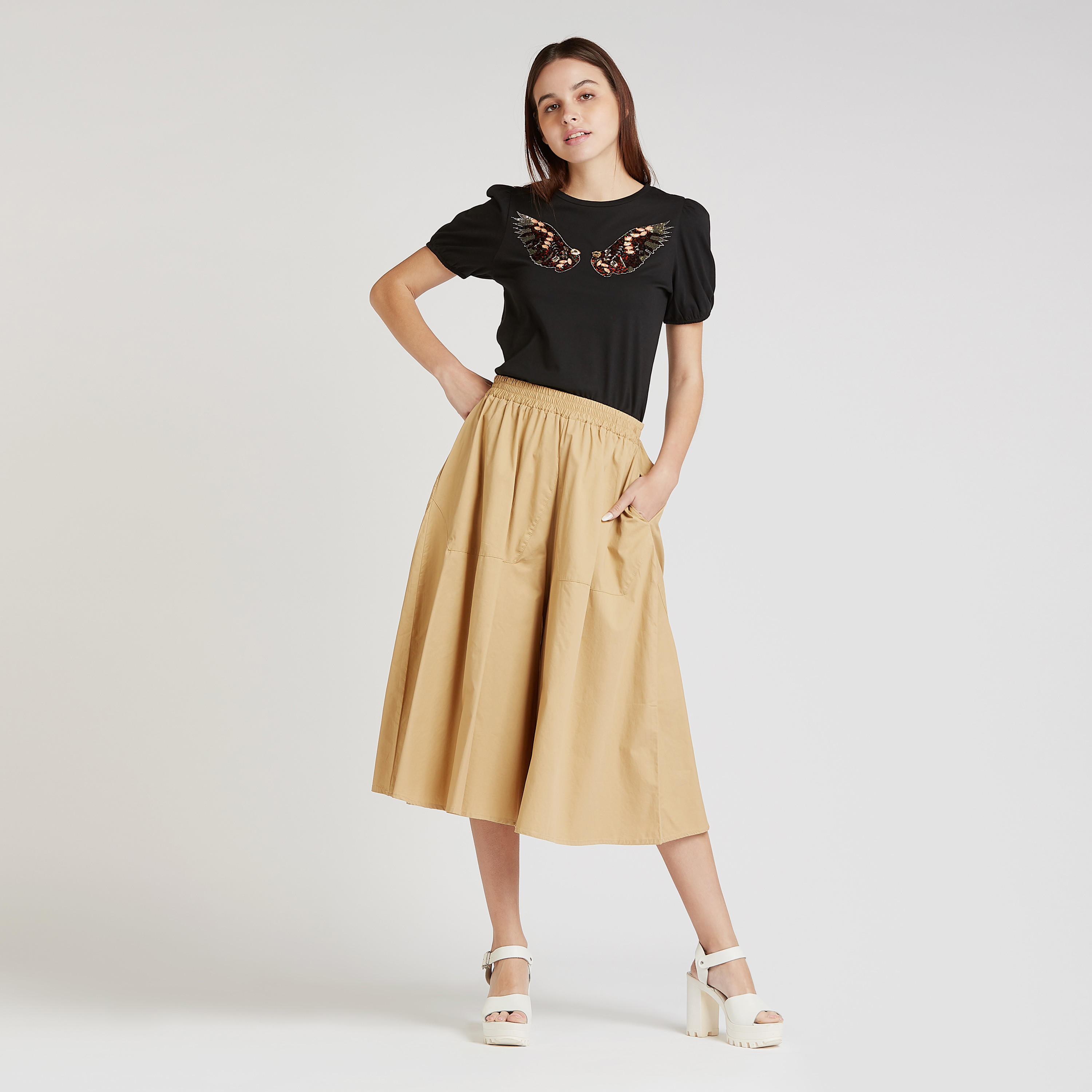تيشيرت مزيّن بتفاصيل زخارف وياقة ضيّقة وأكمام قصيرة-women-clothing-tshirts-image-2