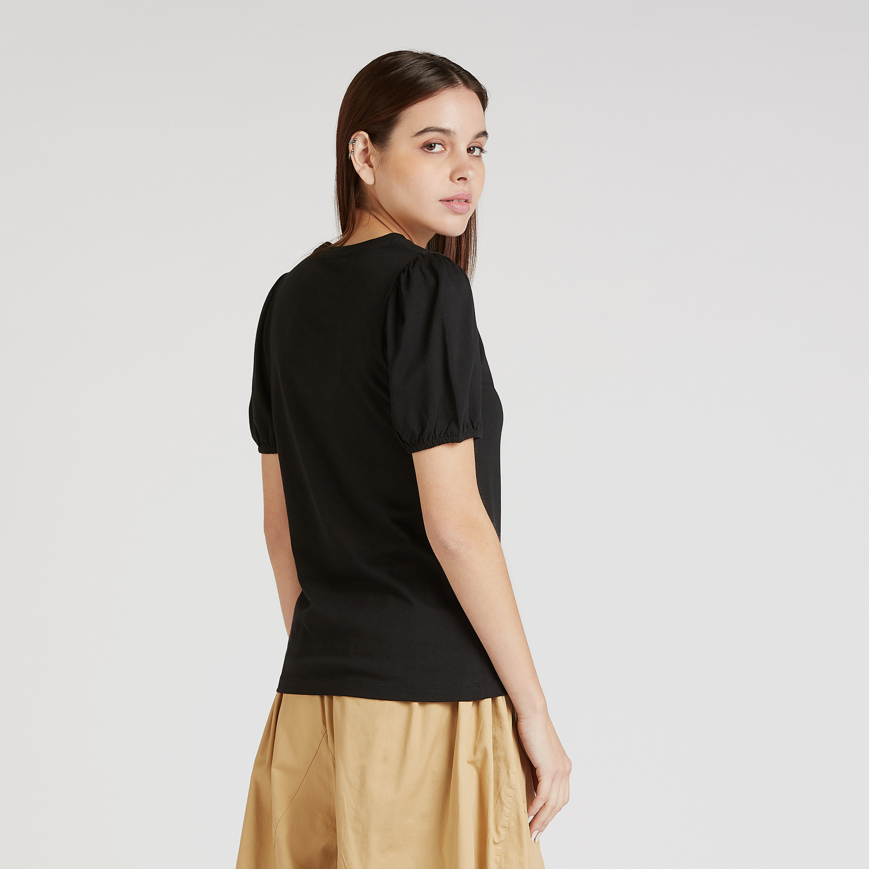 تيشيرت مزيّن بتفاصيل زخارف وياقة ضيّقة وأكمام قصيرة-women-clothing-tshirts-image-4