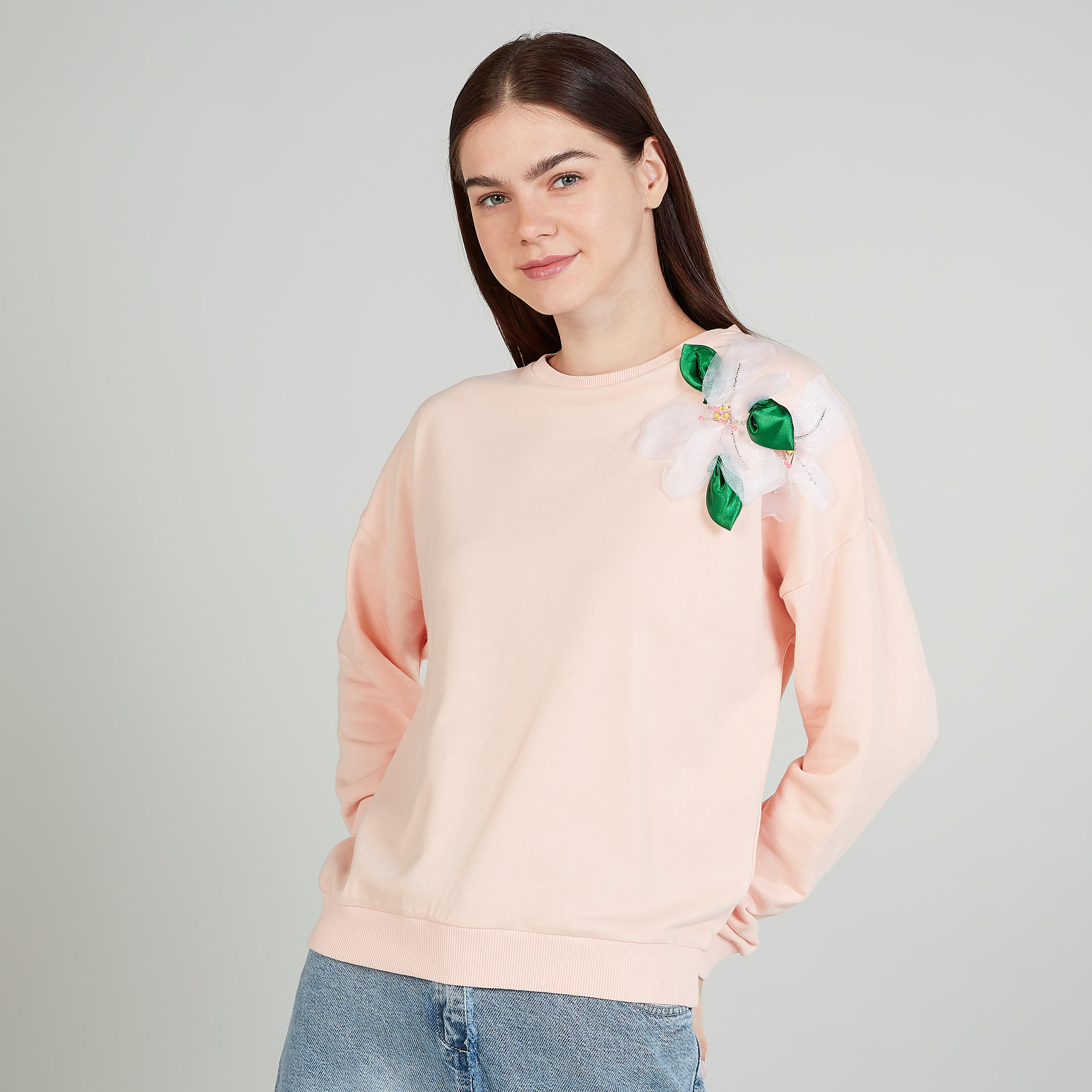 سويت شيرت بياقة مستديرة وأكمام طويلة وتزيينات-women-winterwear-hoodiesandsweatshirts-sweatshirts-image-1