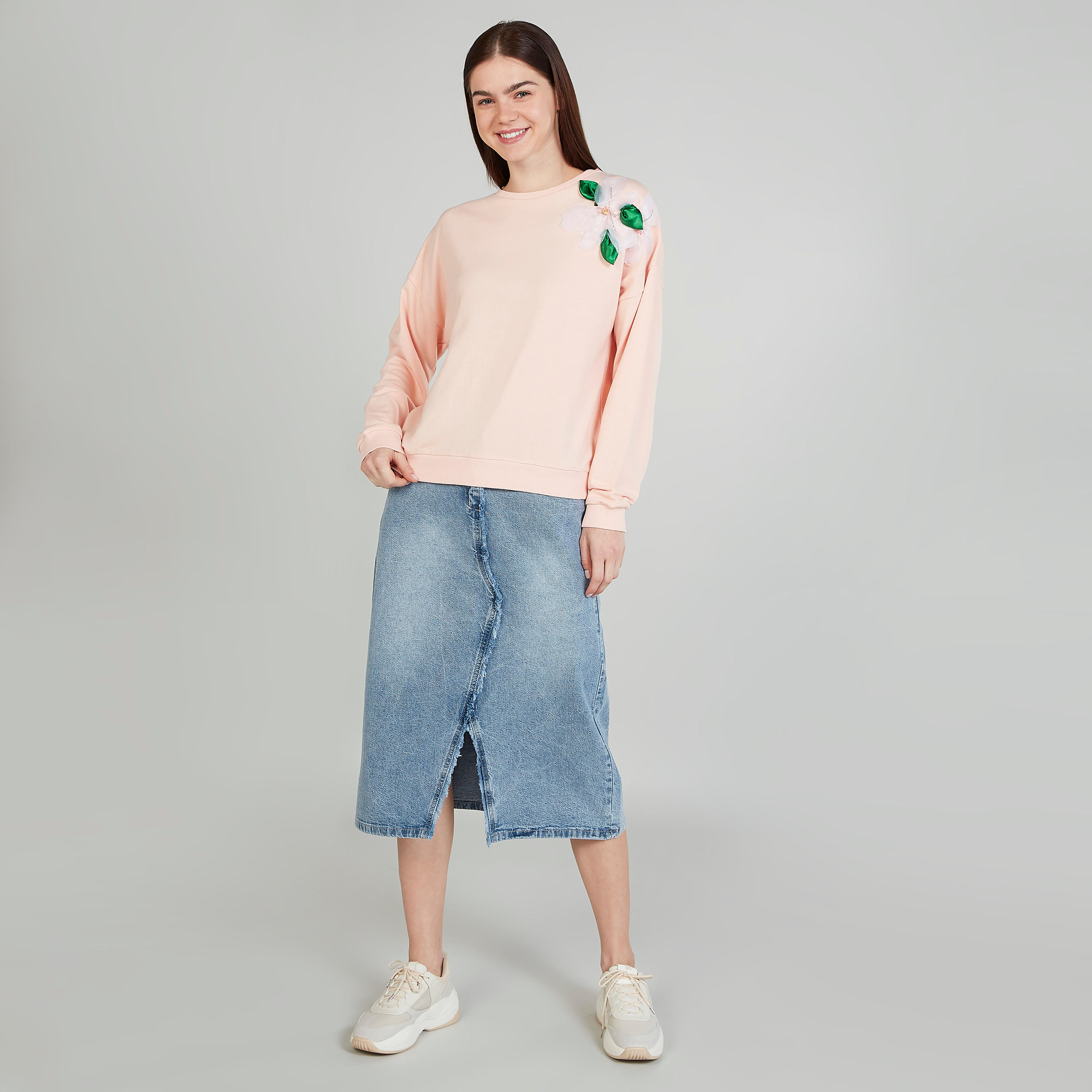 سويت شيرت بياقة مستديرة وأكمام طويلة وتزيينات-women-winterwear-hoodiesandsweatshirts-sweatshirts-image-2