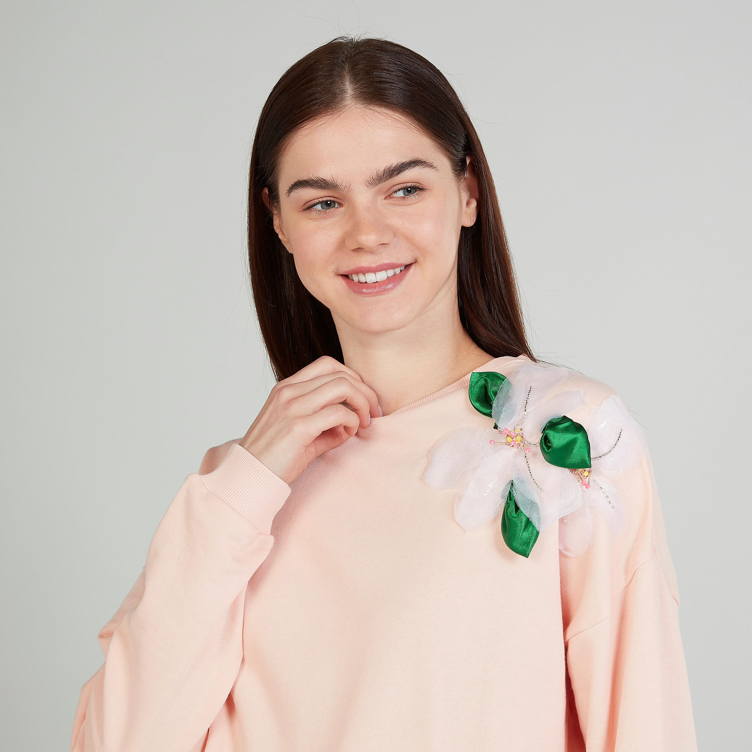 سويت شيرت بياقة مستديرة وأكمام طويلة وتزيينات-women-winterwear-hoodiesandsweatshirts-sweatshirts-image-3
