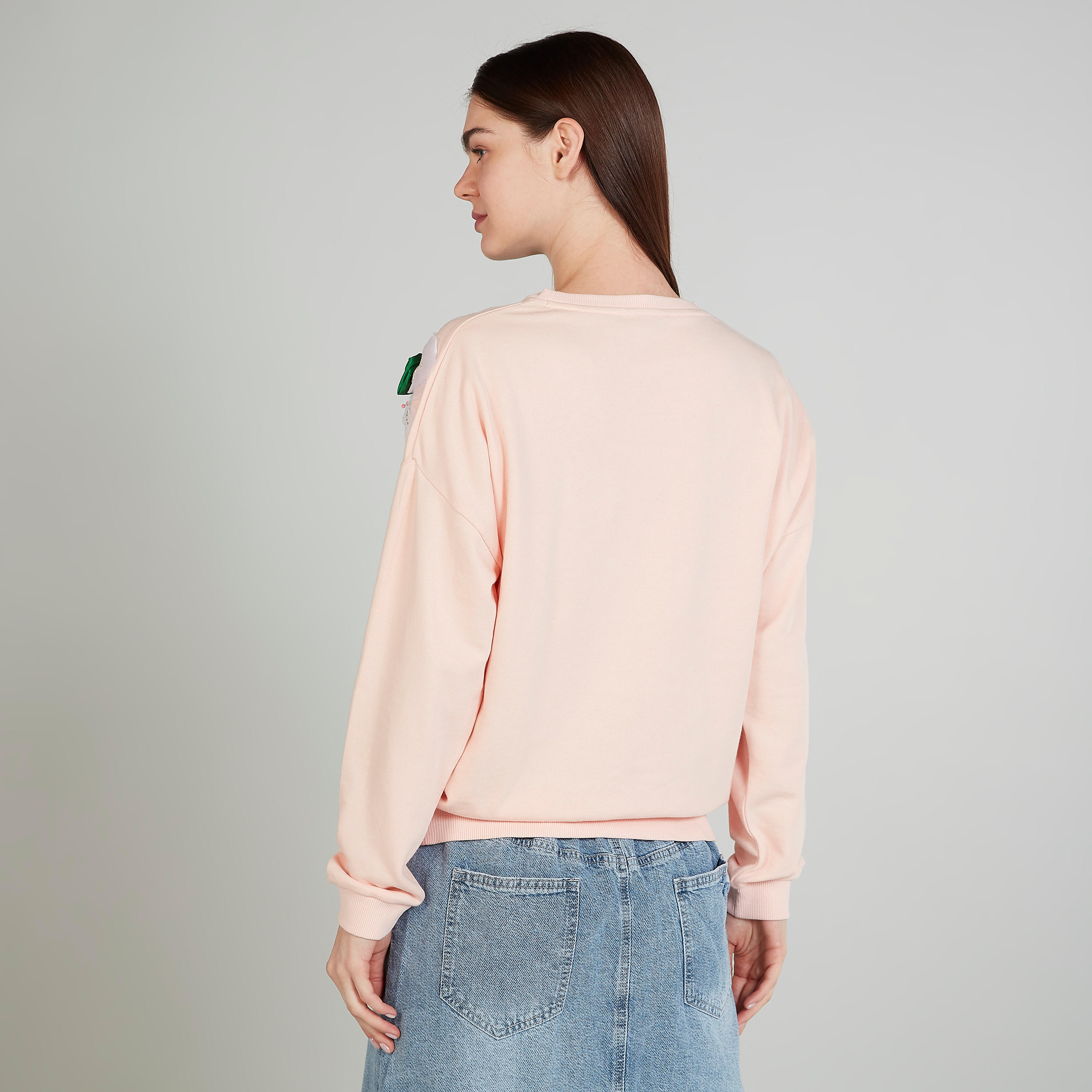 سويت شيرت بياقة مستديرة وأكمام طويلة وتزيينات-women-winterwear-hoodiesandsweatshirts-sweatshirts-image-4