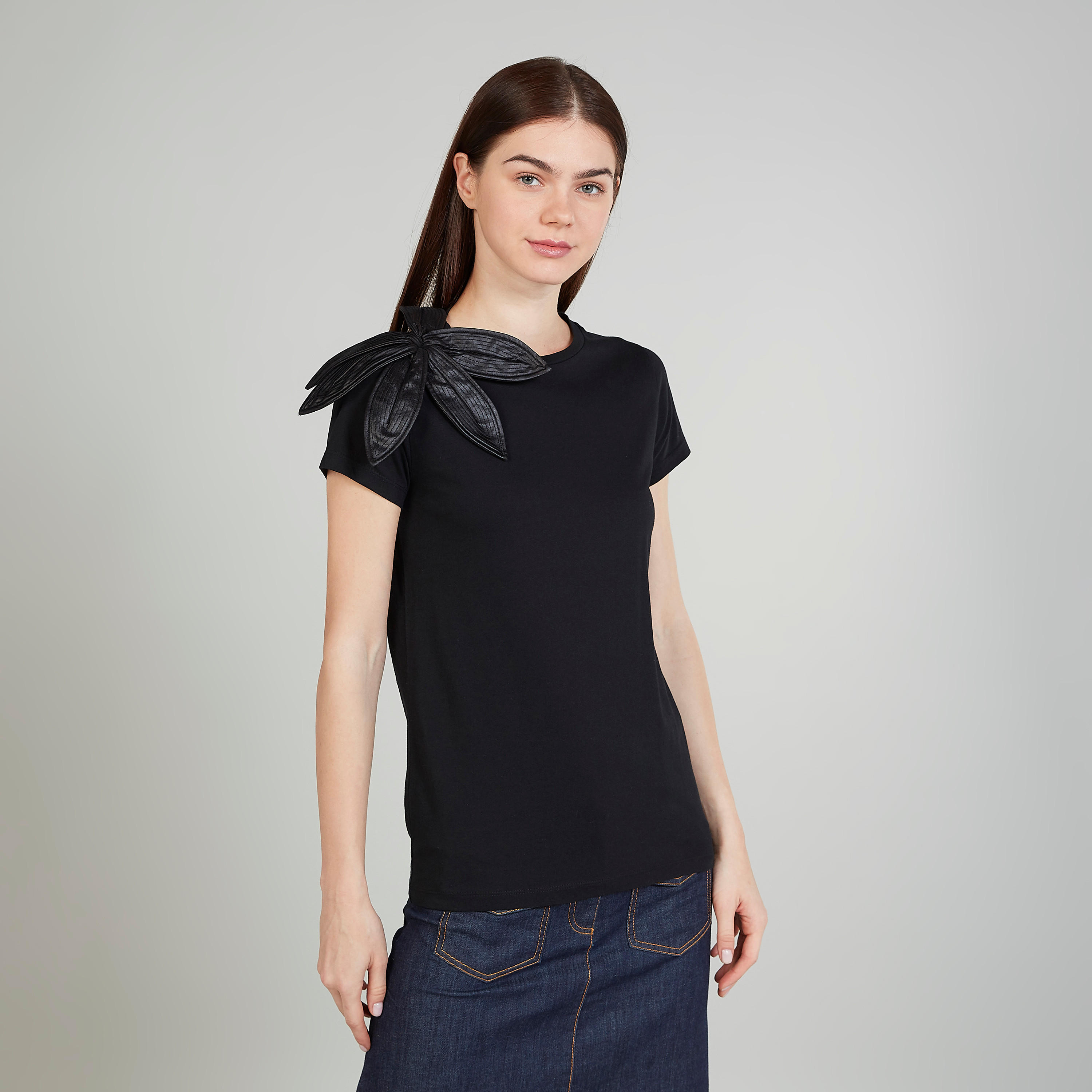 تيشيرت بياقة مستديرة وأكمام قصيرة وتفاصيل مزخرفة-women-clothing-tshirts-image-1