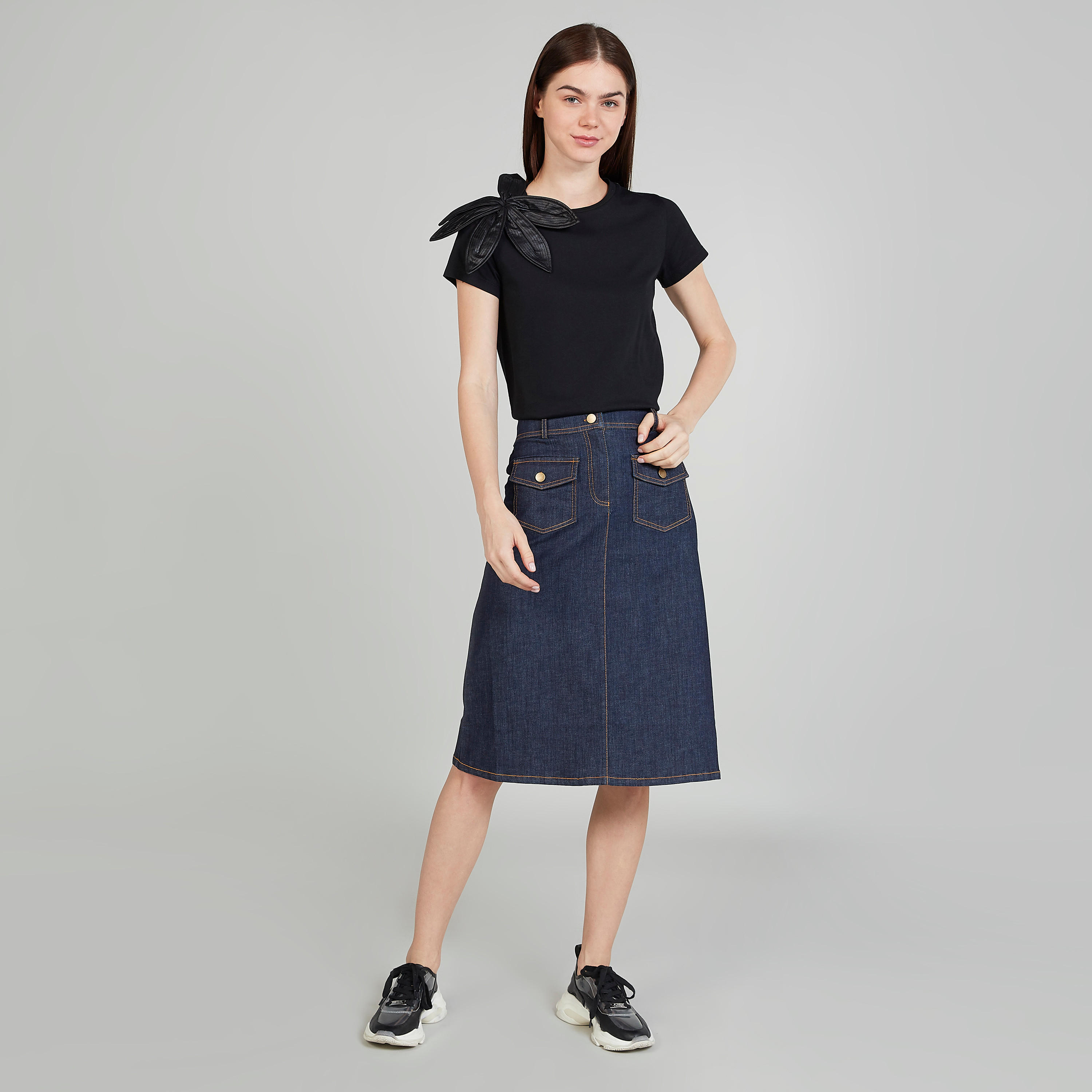 تيشيرت بياقة مستديرة وأكمام قصيرة وتفاصيل مزخرفة-women-clothing-tshirts-image-2