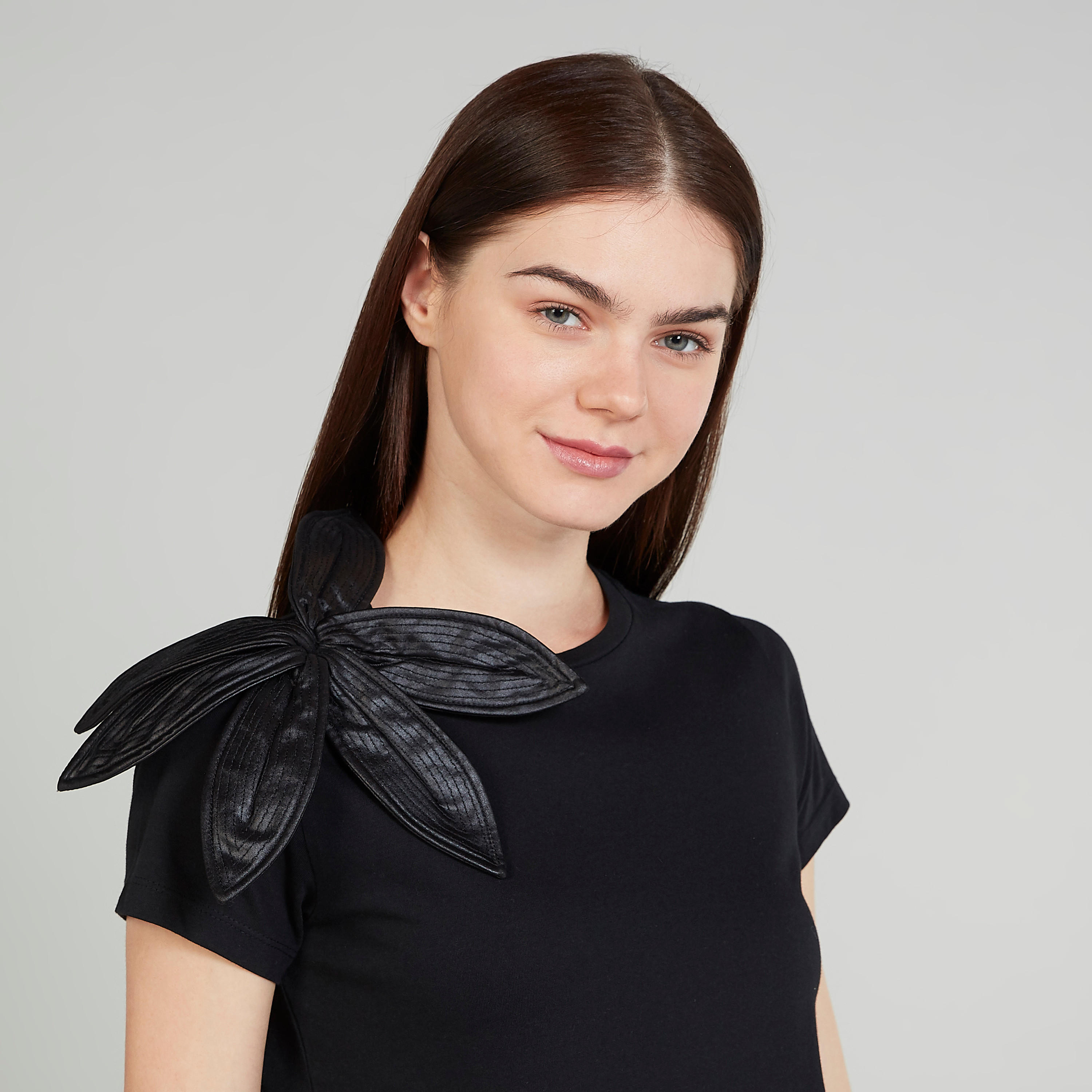 تيشيرت بياقة مستديرة وأكمام قصيرة وتفاصيل مزخرفة-women-clothing-tshirts-image-3