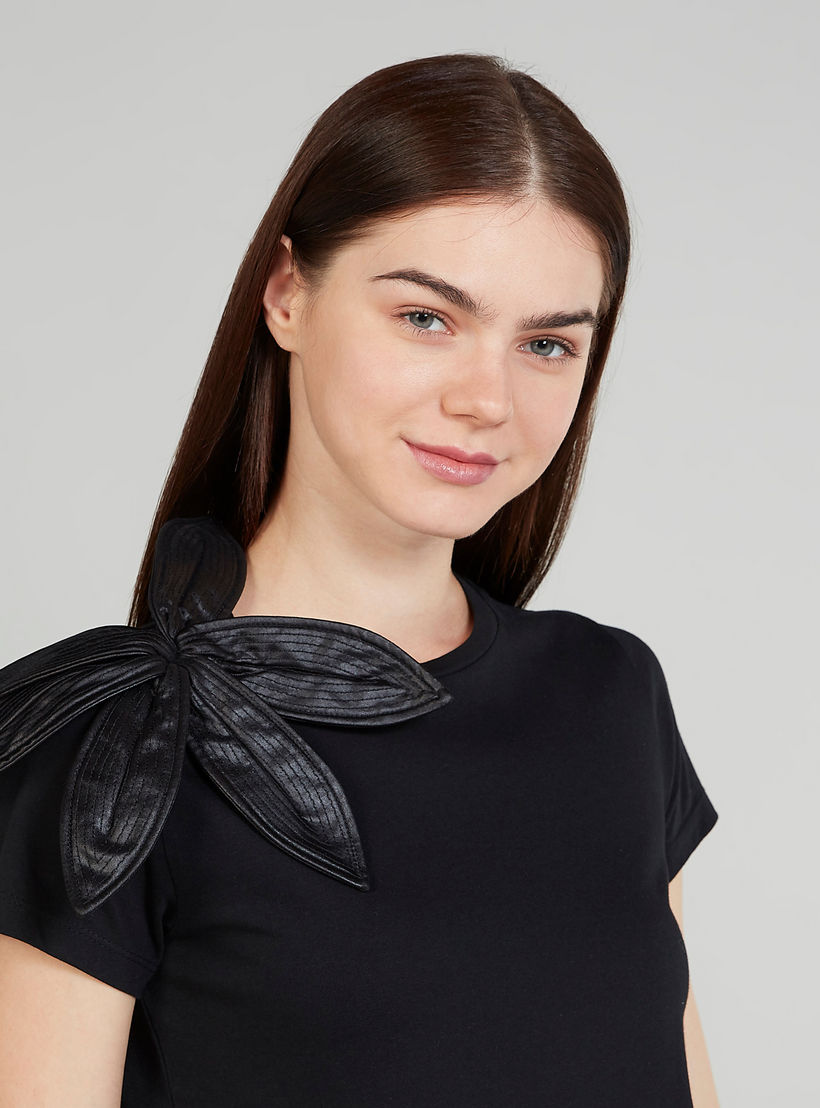 تيشيرت بياقة مستديرة وأكمام قصيرة وتفاصيل مزخرفة-women-clothing-tshirts-image-3
