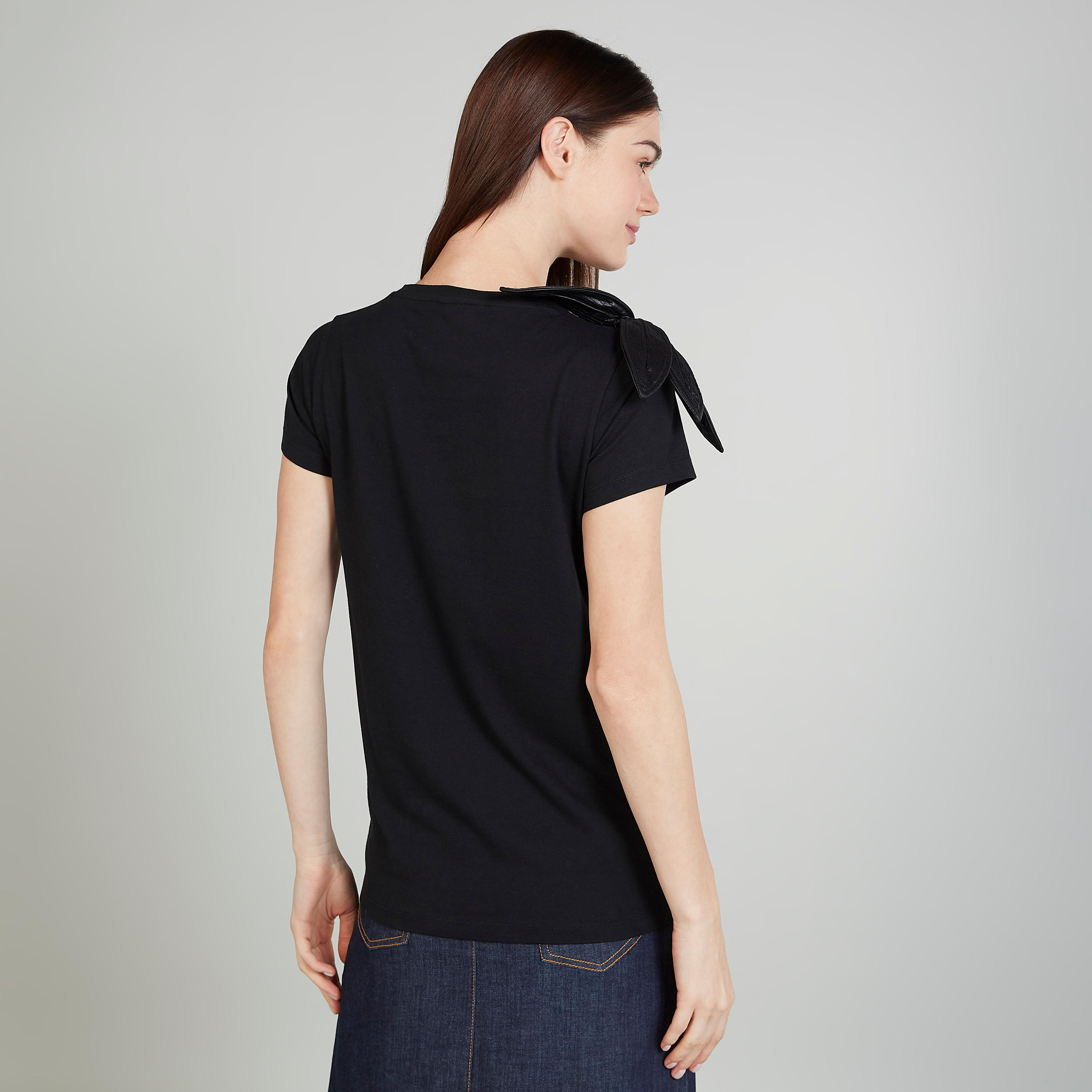 تيشيرت بياقة مستديرة وأكمام قصيرة وتفاصيل مزخرفة-women-clothing-tshirts-image-4