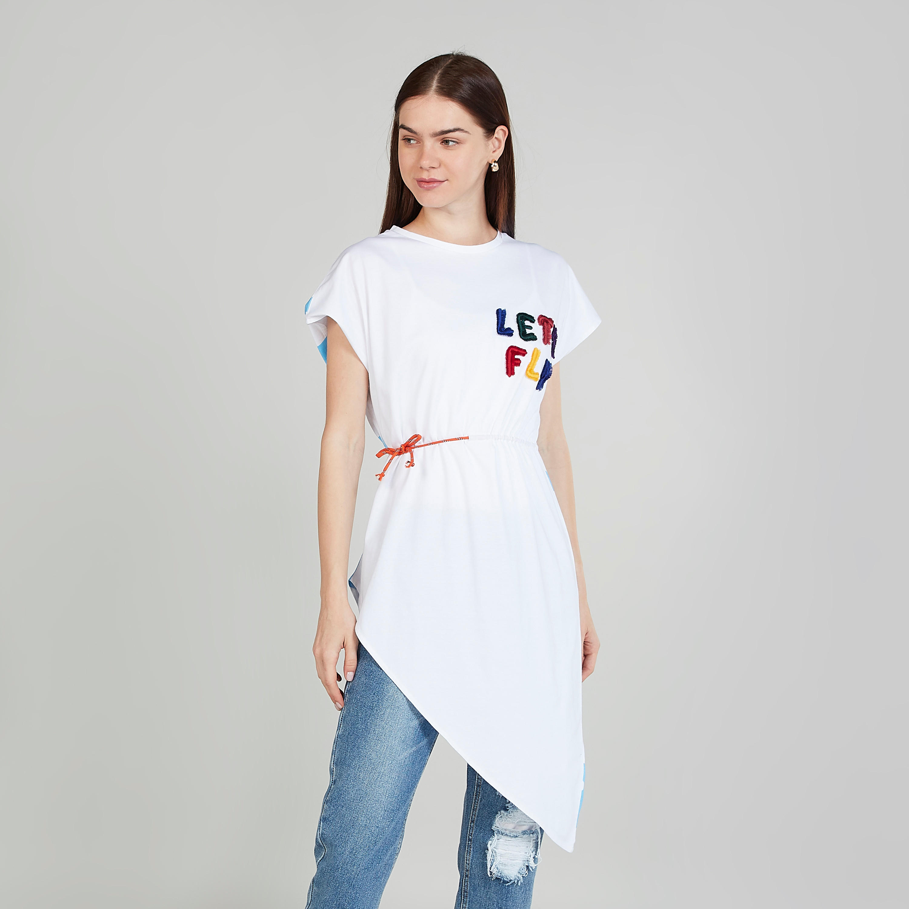 تيشيرت مطرّز بياقة ضيّقة وأطراف غير مستوية-women-clothing-tshirts-image-1