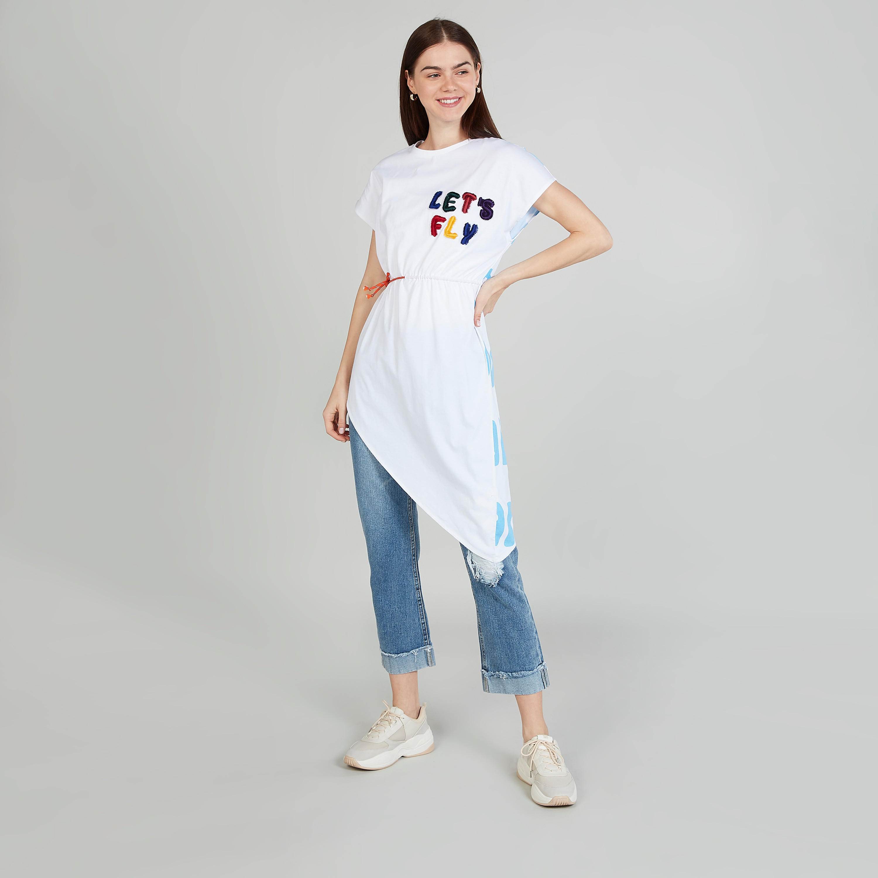 تيشيرت مطرّز بياقة ضيّقة وأطراف غير مستوية-women-clothing-tshirts-image-2
