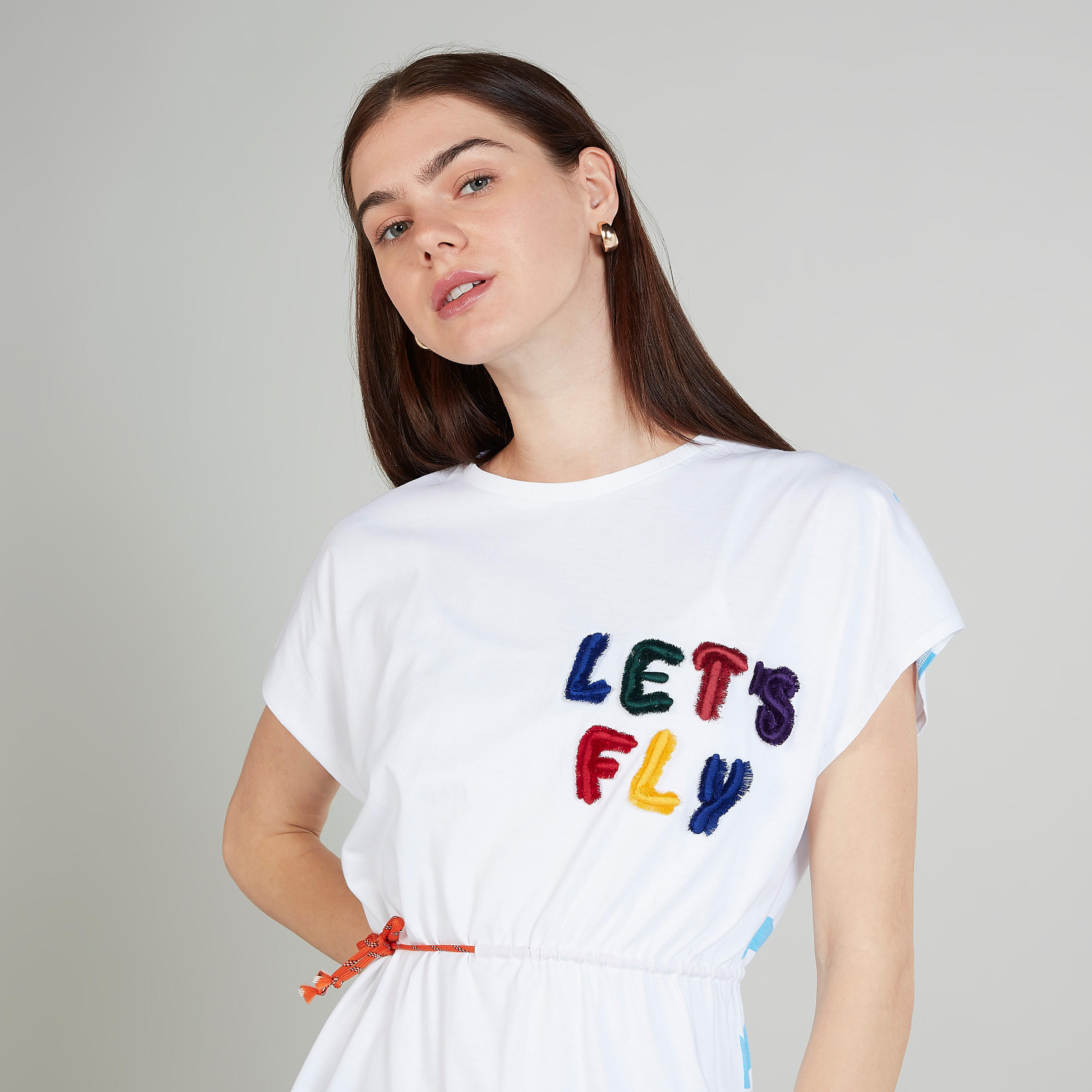 تيشيرت مطرّز بياقة ضيّقة وأطراف غير مستوية-women-clothing-tshirts-image-3