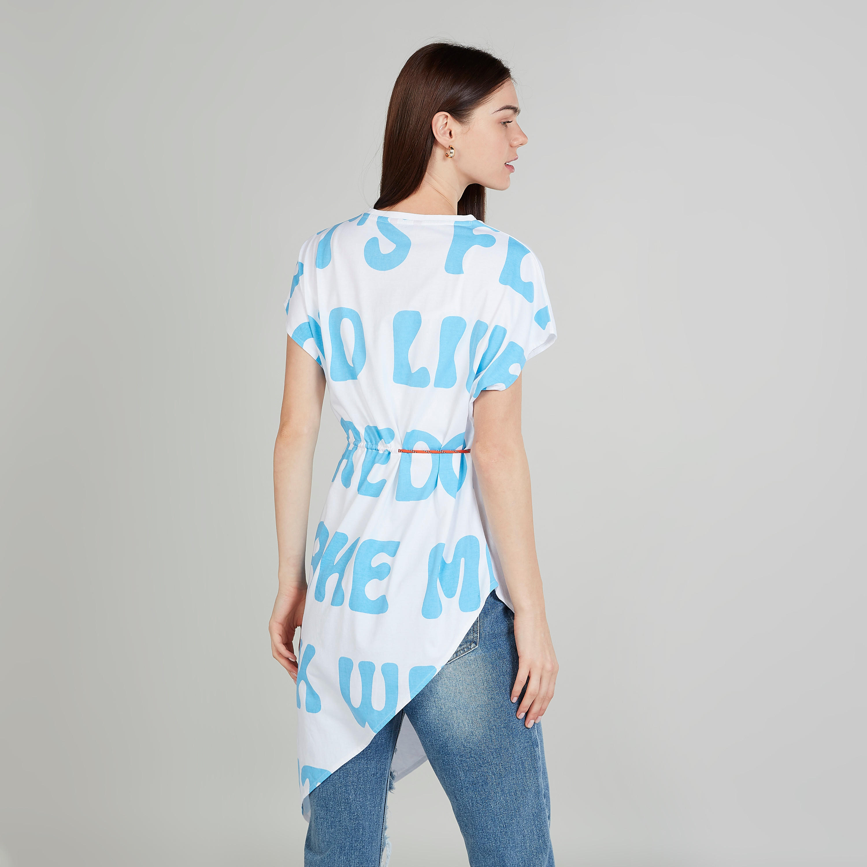 تيشيرت مطرّز بياقة ضيّقة وأطراف غير مستوية-women-clothing-tshirts-image-4