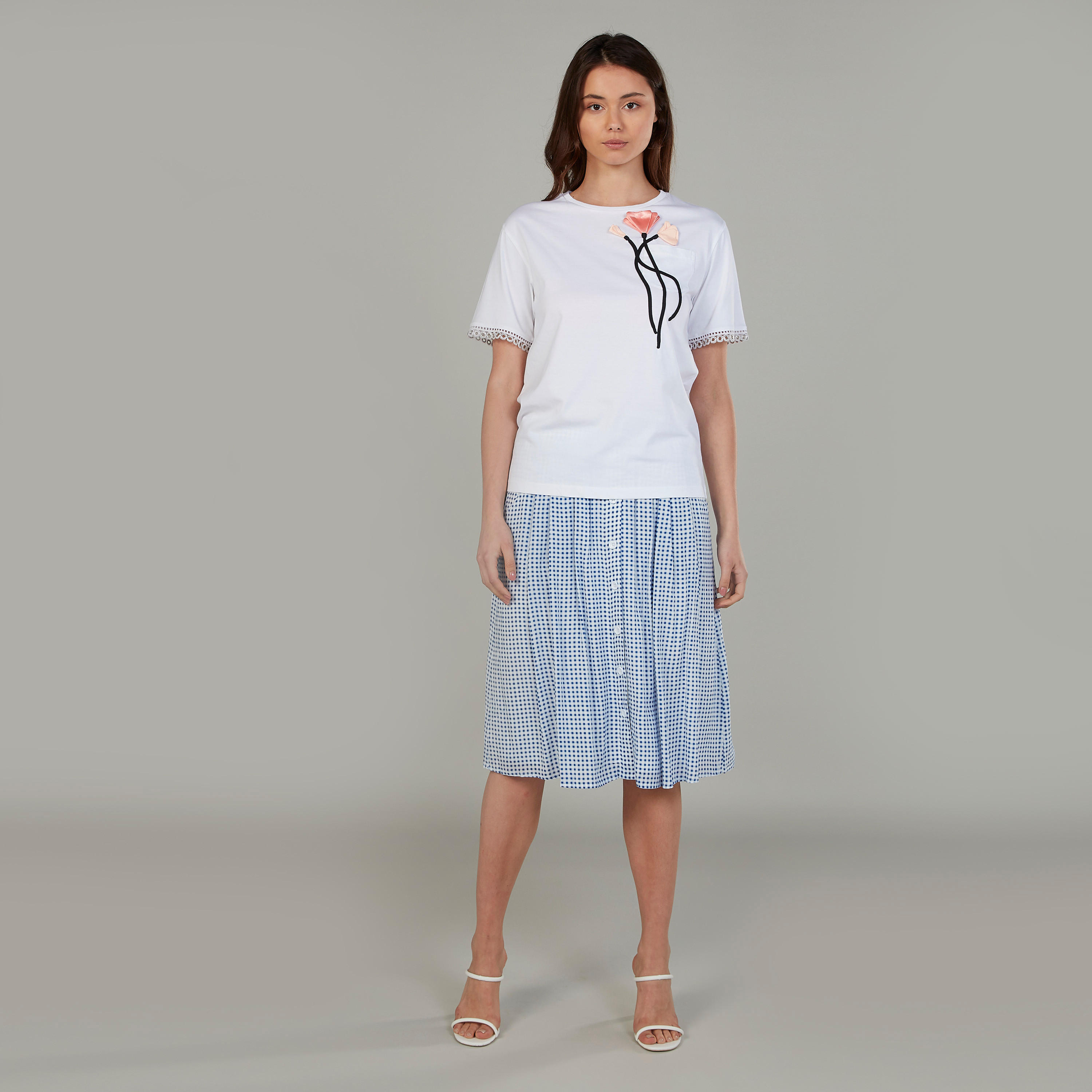 تيشيرت سادة بأكمام قصيرة وتزيينات-women-clothing-tshirts-image-2