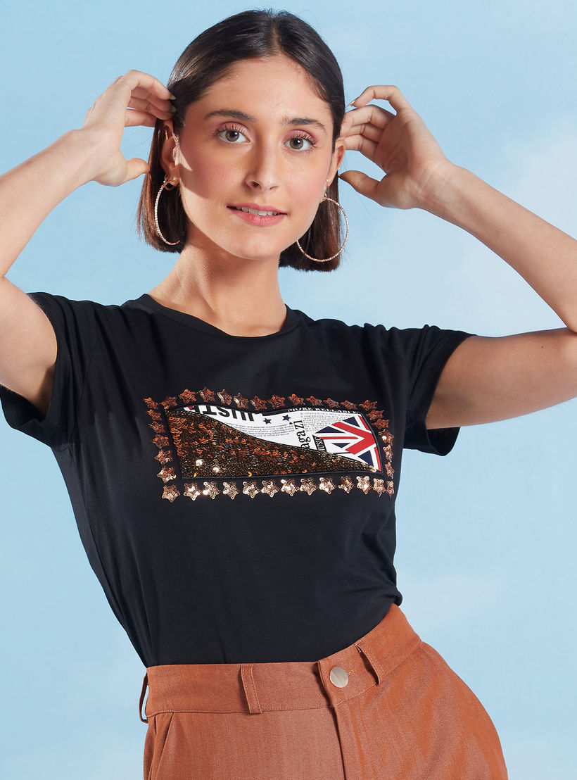 تيشيرت بياقة ضيّقة وأكمام كاب وتفاصيل ترتر-women-clothing-tshirts-image-1