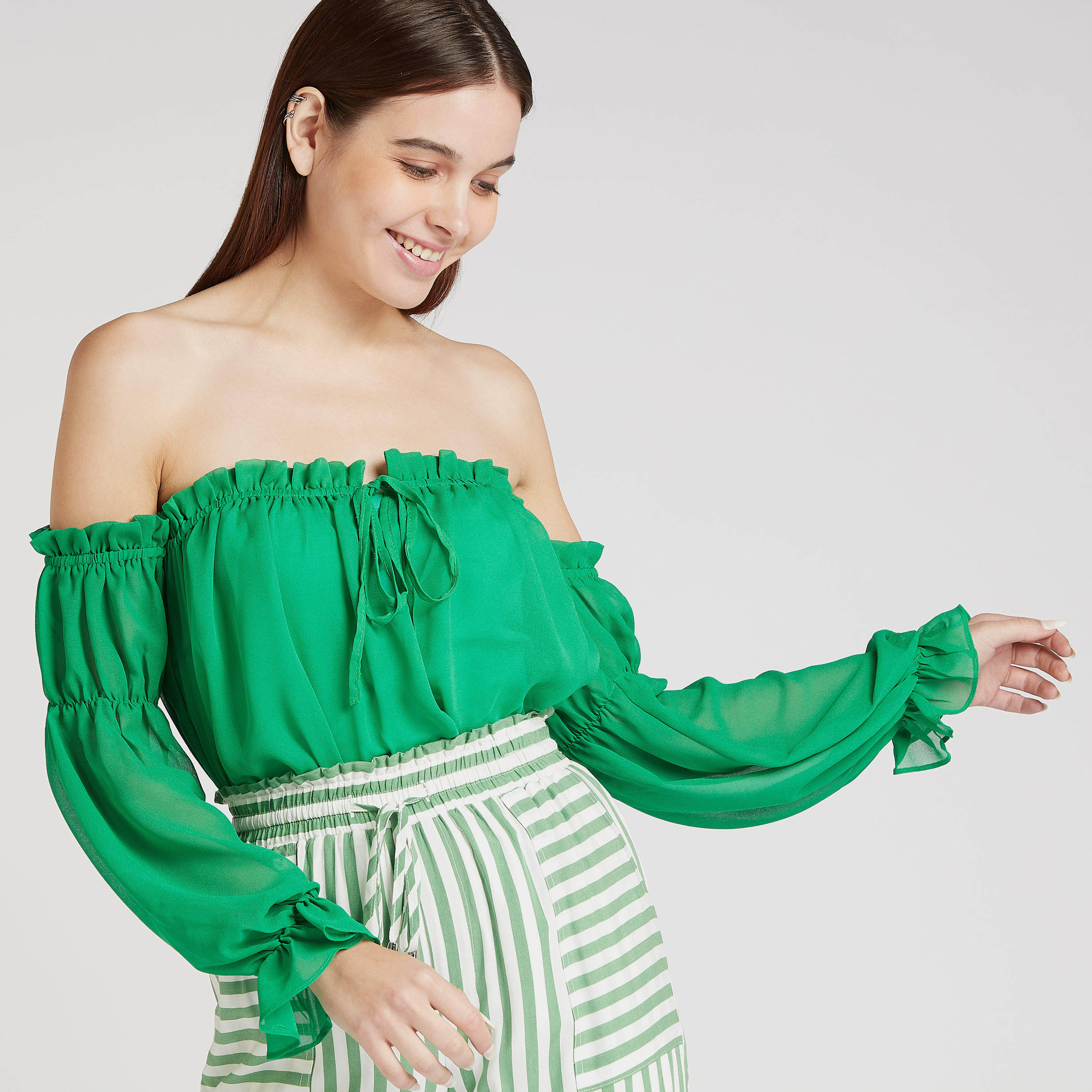 بلوزة سادة مكشوفة الأكتاف بتفاصيل كشكشة وأكمام واسعة-women-clothing-shirtsandblouses-blouses-image-3