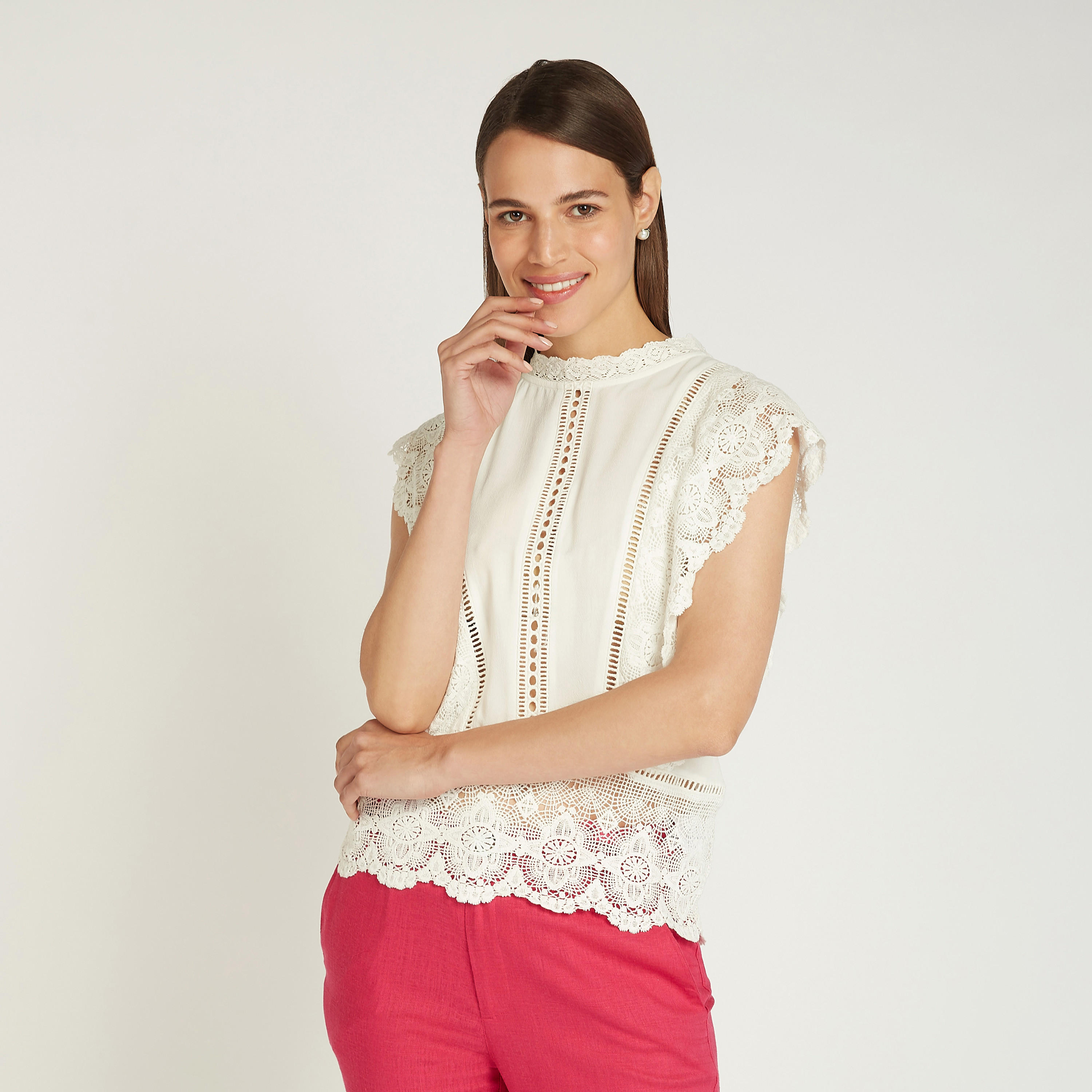بلوزة دون أكمام بياقة عالية وتفاصيل دانتيل-women-clothing-shirtsandblouses-blouses-image-1