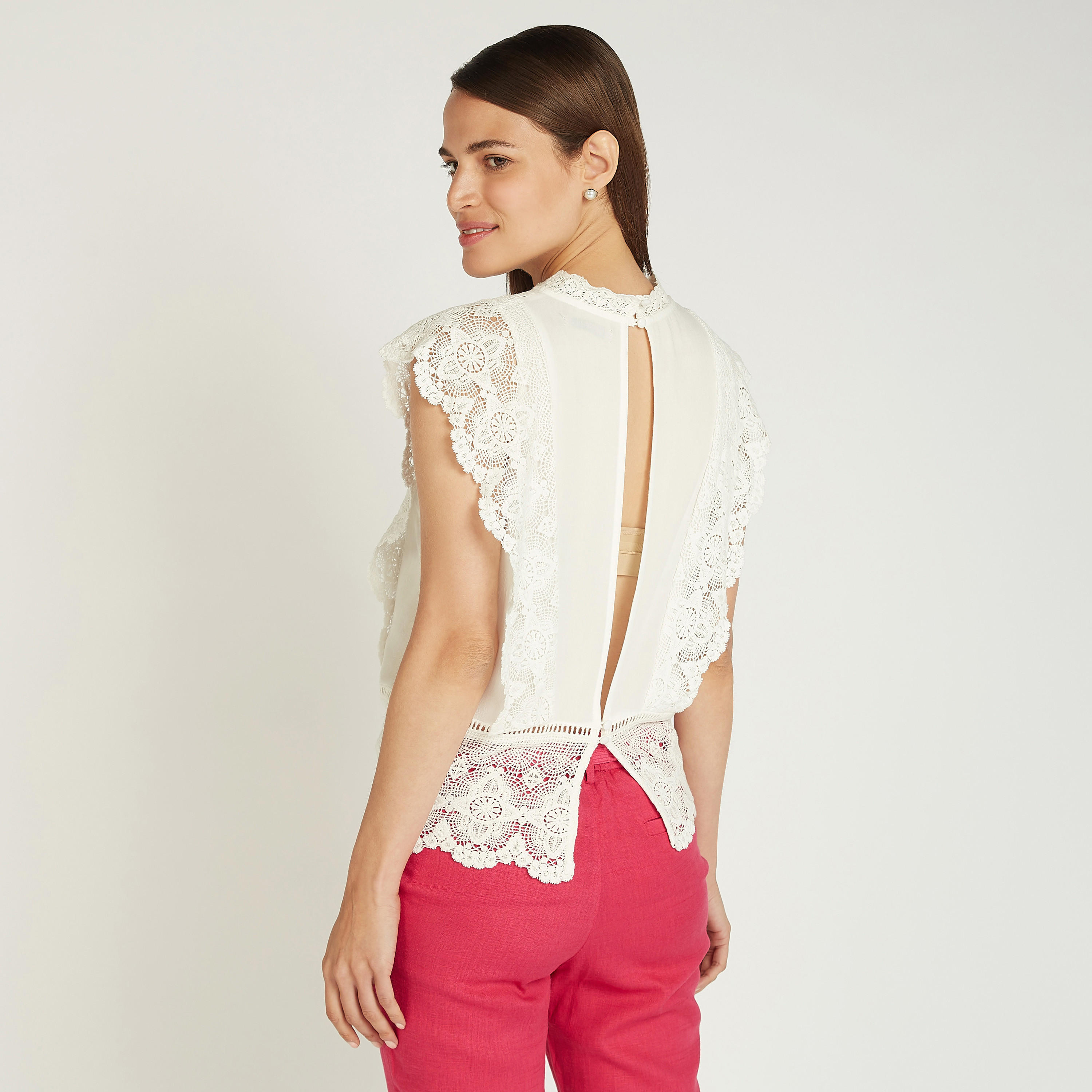 بلوزة دون أكمام بياقة عالية وتفاصيل دانتيل-women-clothing-shirtsandblouses-blouses-image-4