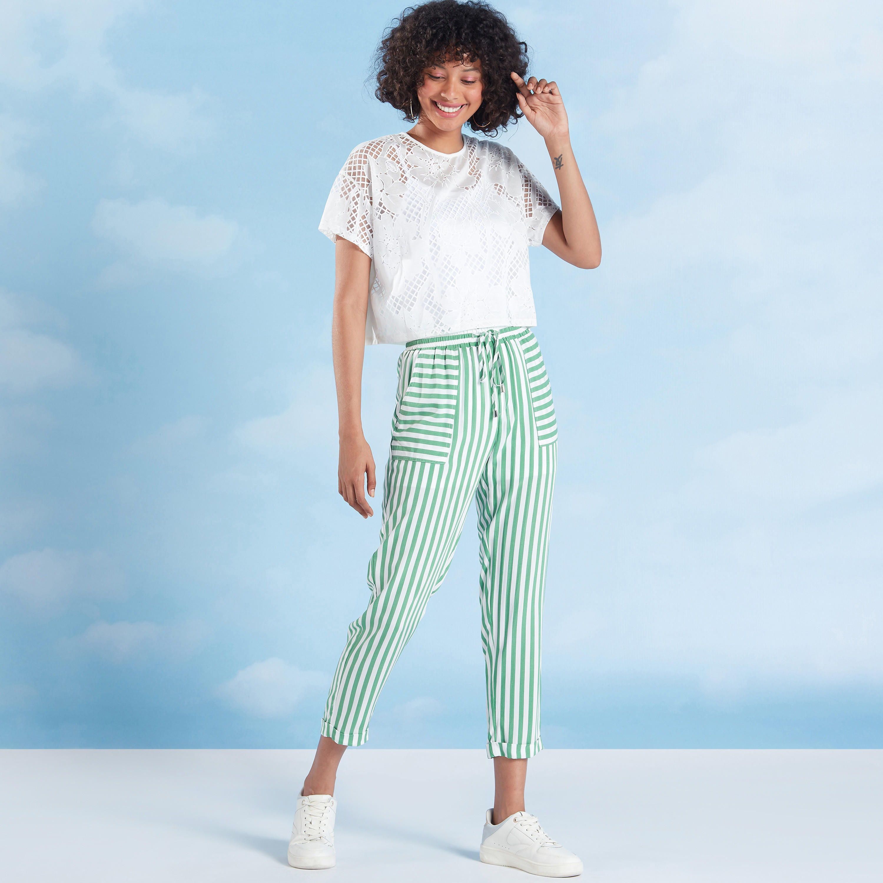 بنطلون قصير مخطّط بتفاصيل جيوب ورباط اغلاق-women-clothing-bottoms-trousers-image-2