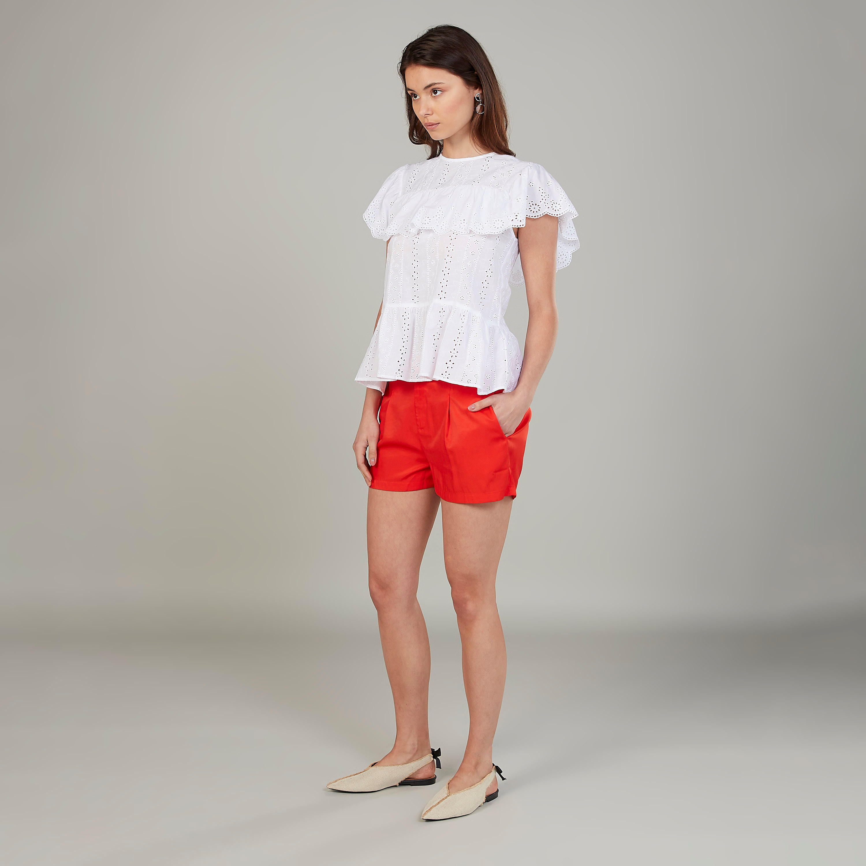 بنطلون سادة بخصر متوسّط الارتفاع بتفاصيل جيوب وعراوي-women-clothing-bottoms-shorts-image-2
