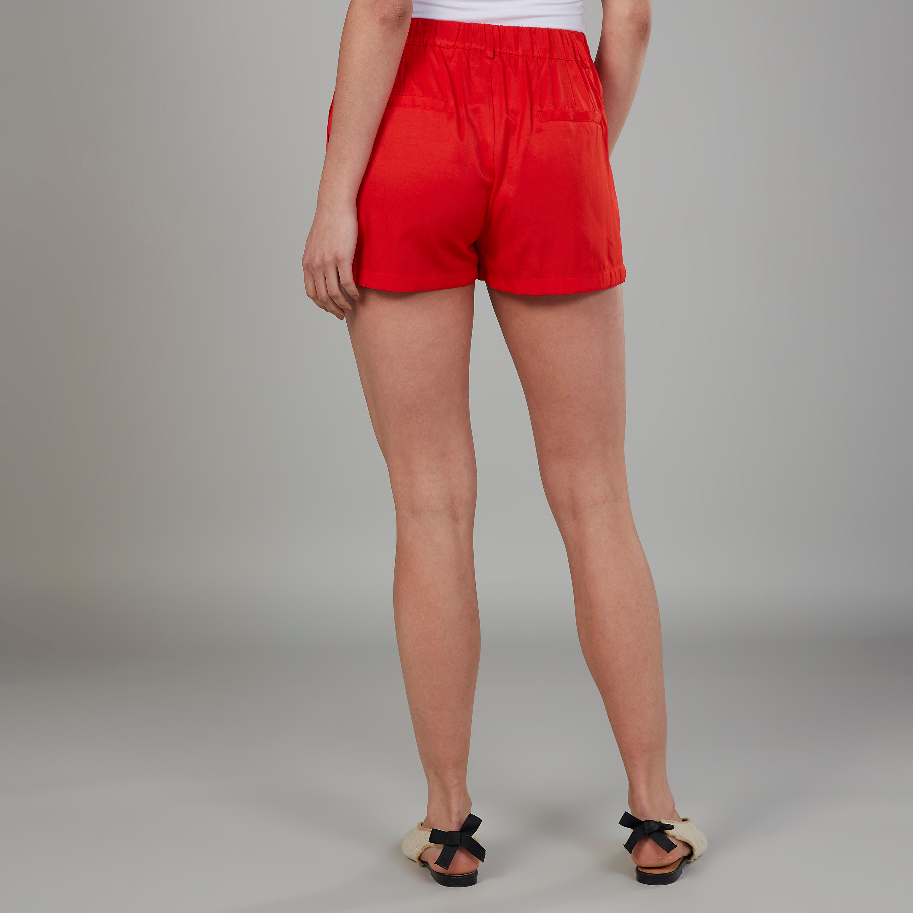 بنطلون سادة بخصر متوسّط الارتفاع بتفاصيل جيوب وعراوي-women-clothing-bottoms-shorts-image-4