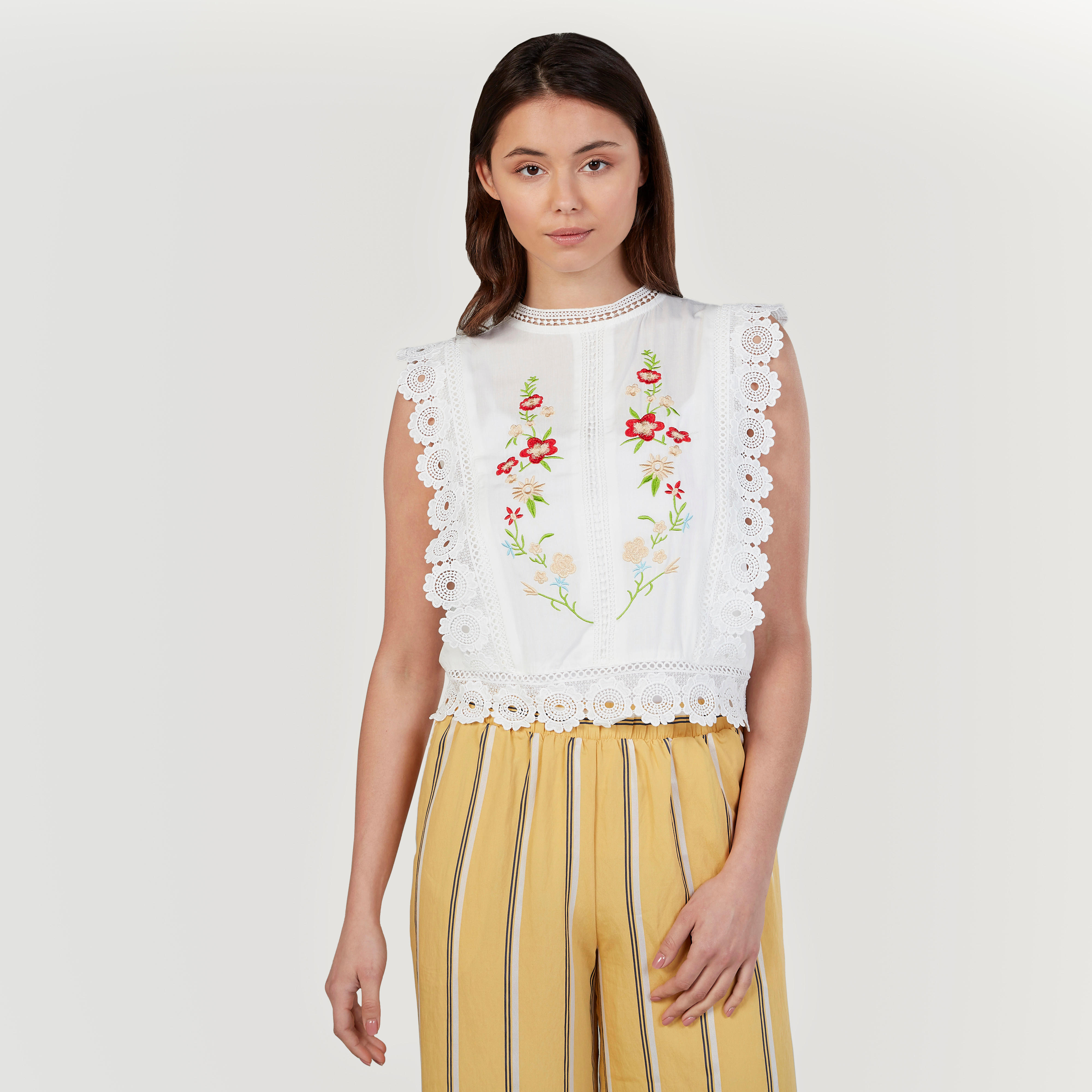 بلوزة دون أكمام مطرّزة بياقة ضيّقة وتفاصيل دانتيل-women-clothing-shirtsandblouses-blouses-image-1
