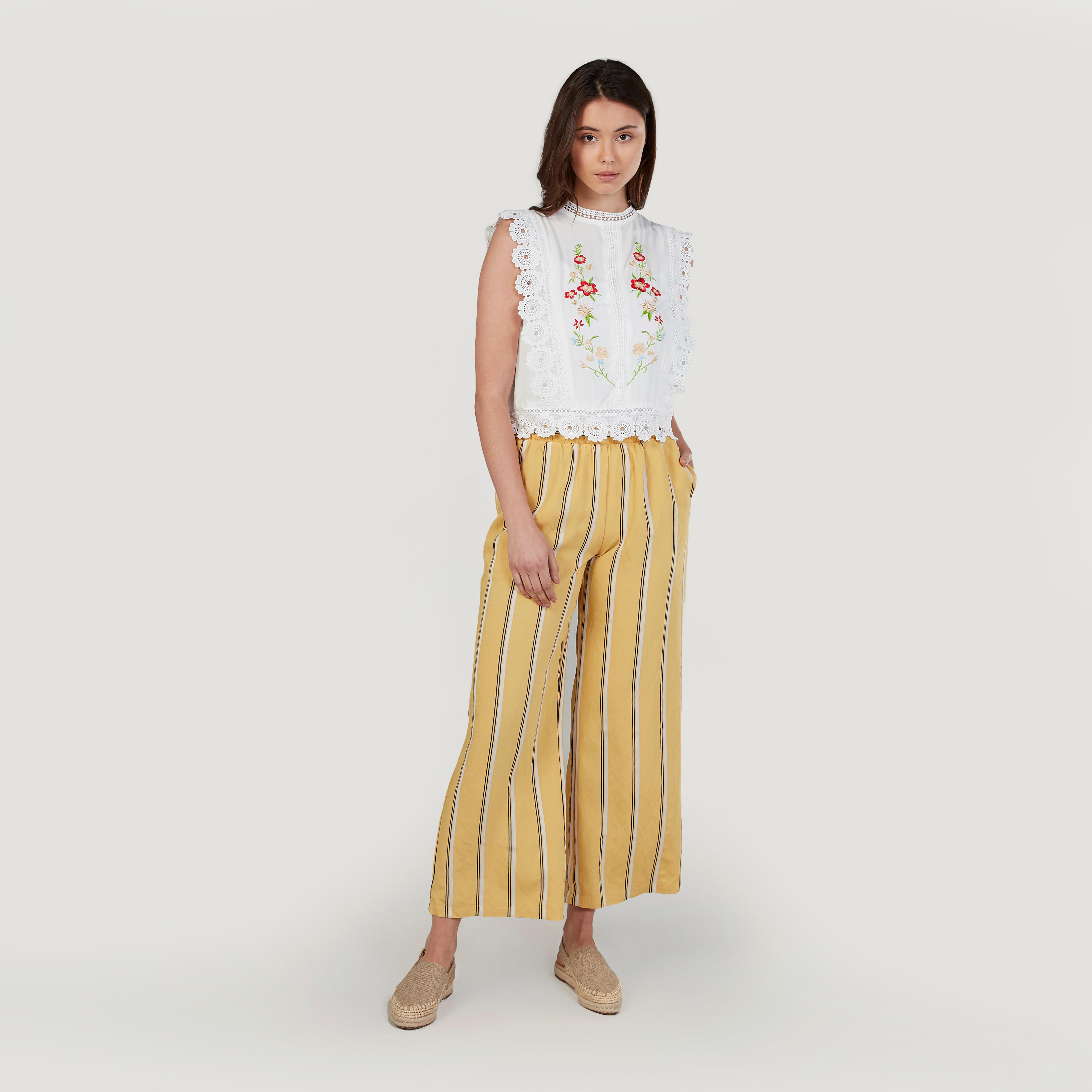 بلوزة دون أكمام مطرّزة بياقة ضيّقة وتفاصيل دانتيل-women-clothing-shirtsandblouses-blouses-image-2