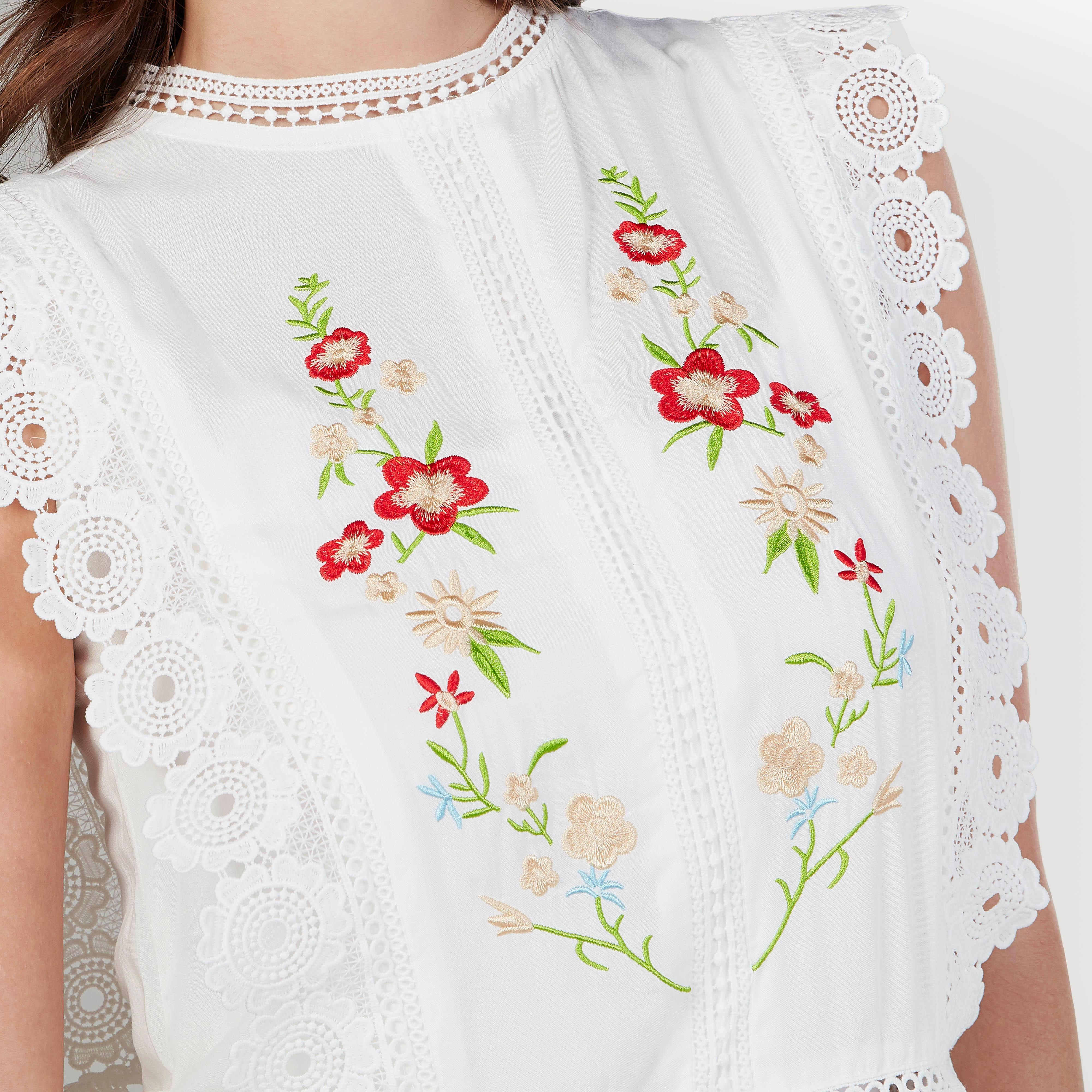 بلوزة دون أكمام مطرّزة بياقة ضيّقة وتفاصيل دانتيل-women-clothing-shirtsandblouses-blouses-image-3