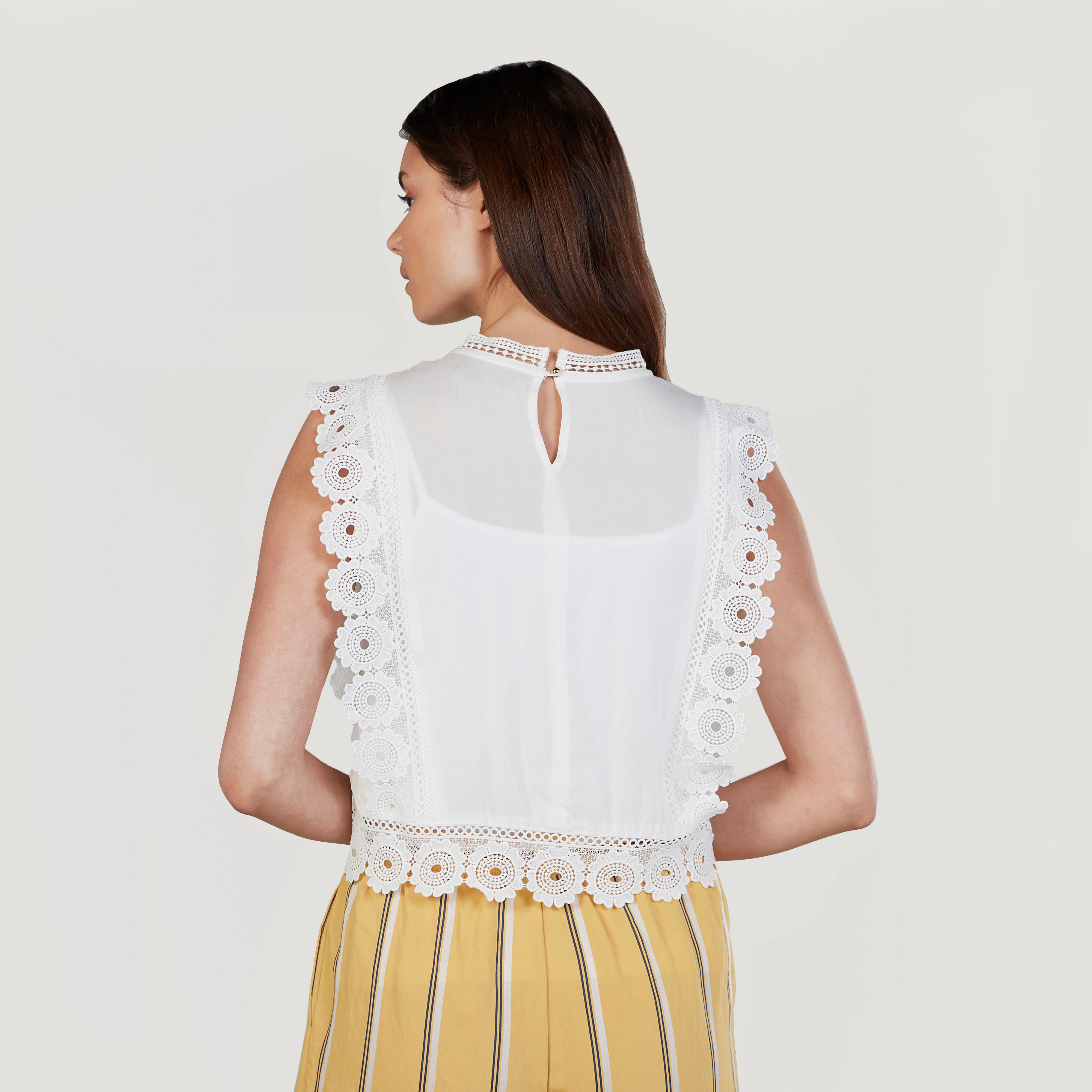 بلوزة دون أكمام مطرّزة بياقة ضيّقة وتفاصيل دانتيل-women-clothing-shirtsandblouses-blouses-image-4