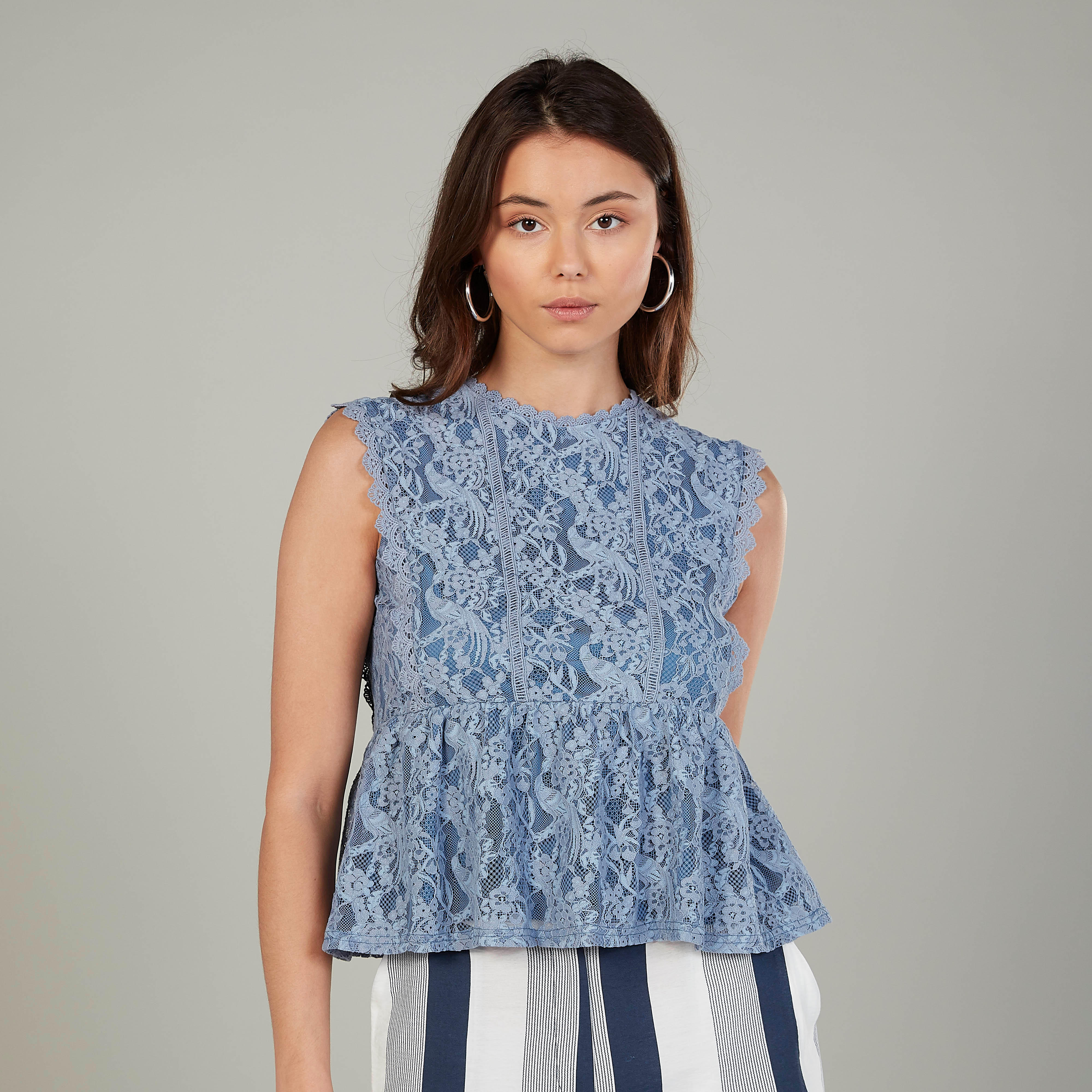 بلوزة بكشكشة من الخصر بياقة ضيقة دون أكمام بتفاصيل من الدانتيل-women-clothing-shirtsandblouses-blouses-image-1