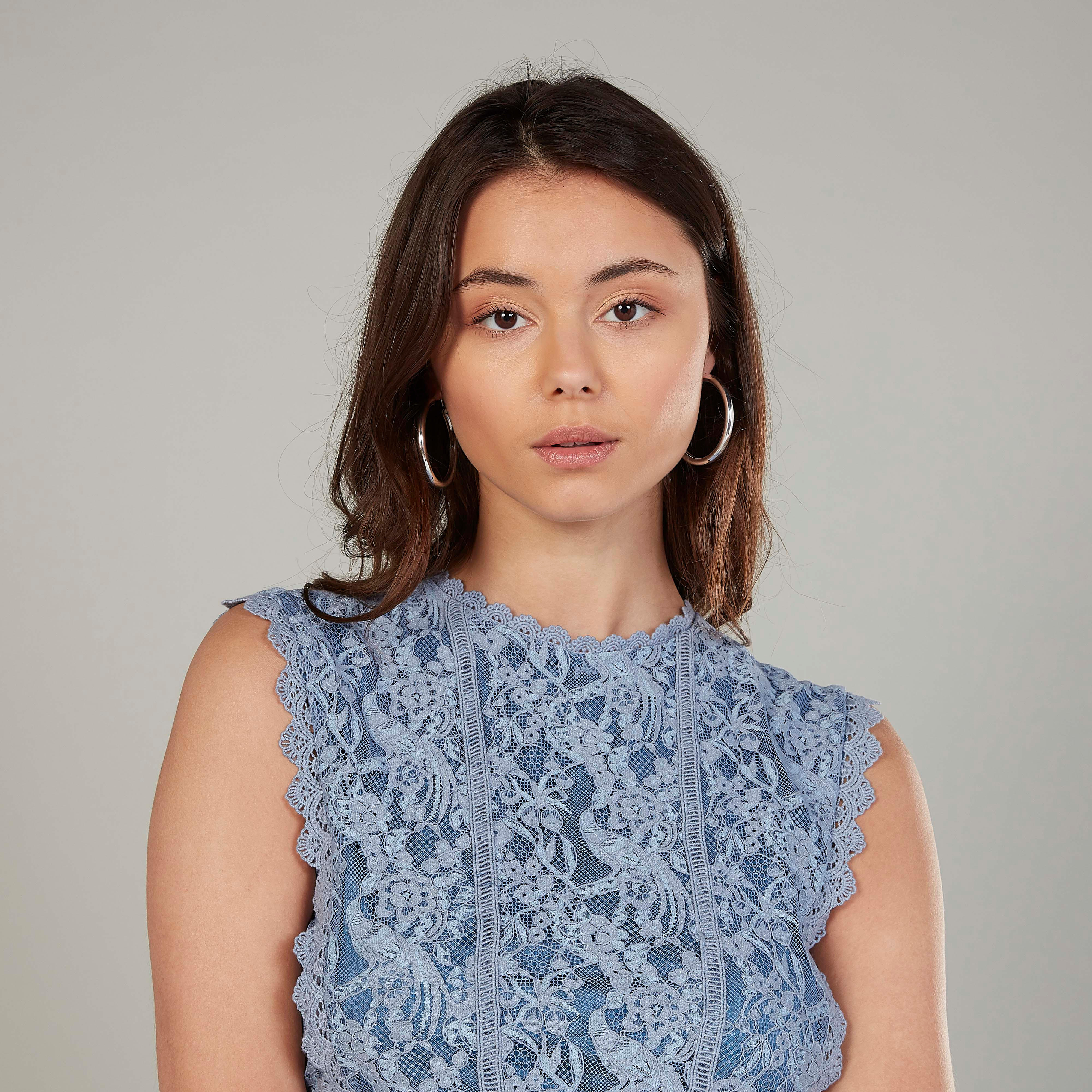بلوزة بكشكشة من الخصر بياقة ضيقة دون أكمام بتفاصيل من الدانتيل-women-clothing-shirtsandblouses-blouses-image-3
