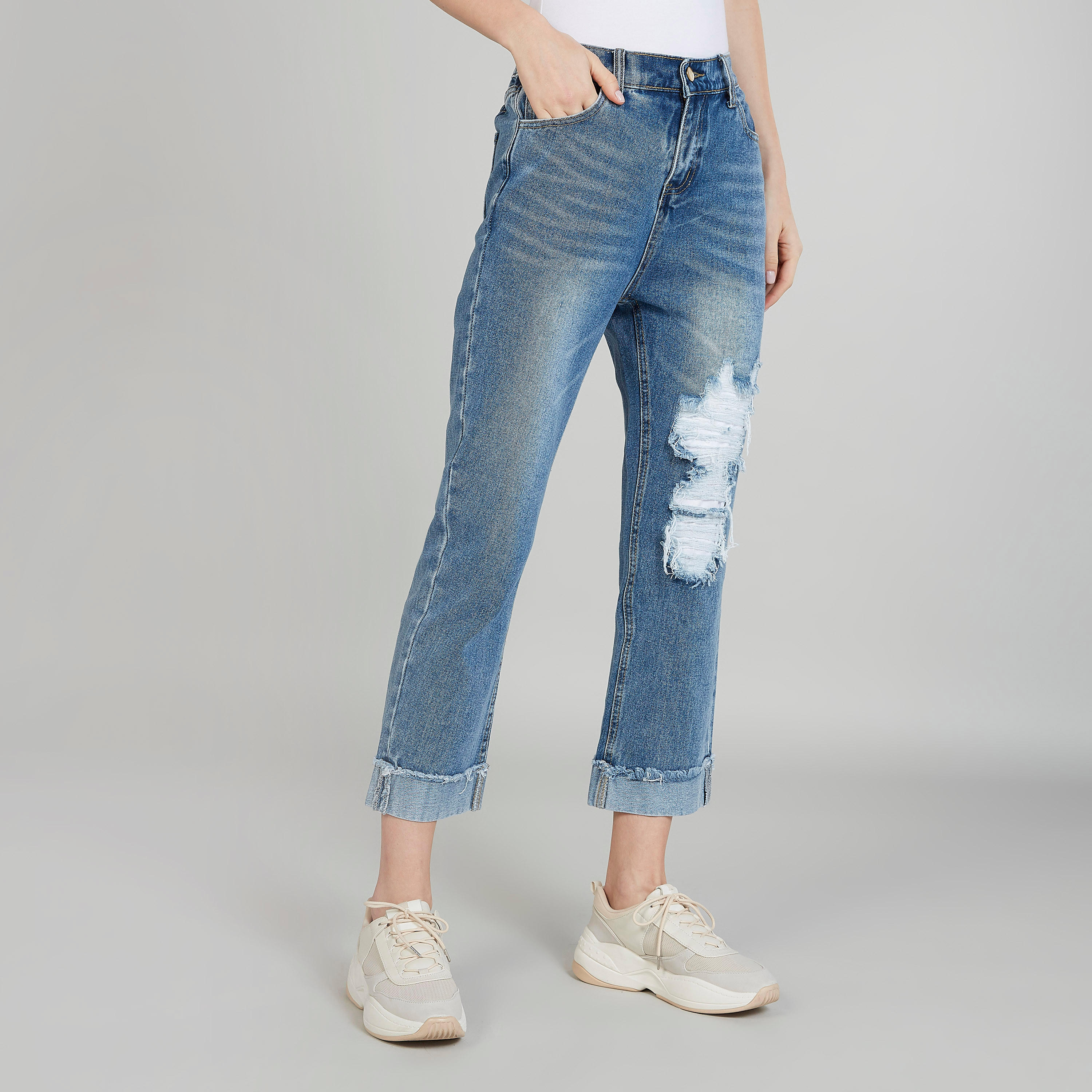 بنطلون جينز ممزّق قصير بخصر متوسط الارتفاع وجيوب وحلقات حزام من تو إكستريمز-women-clothing-bottoms-jeans-image-1