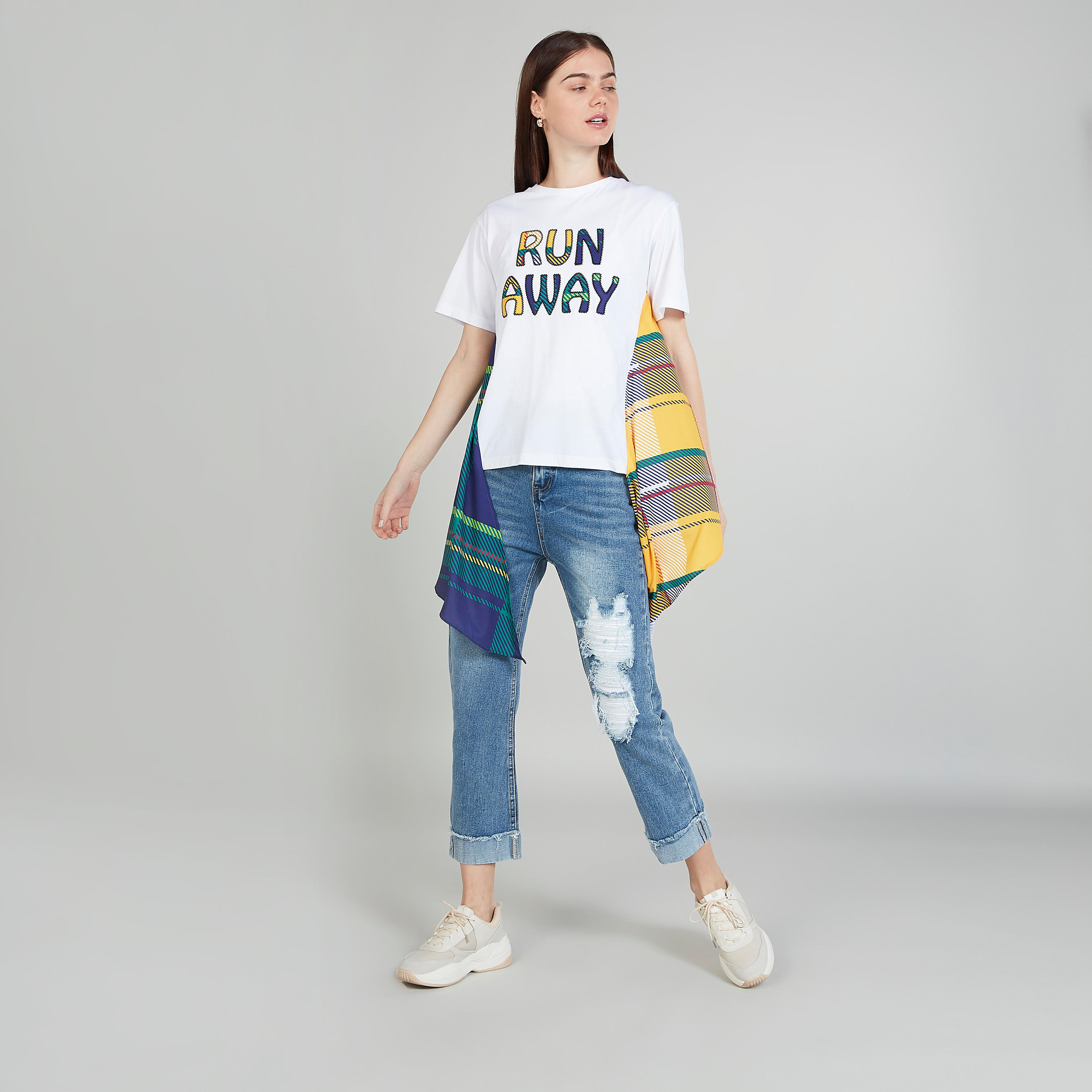 بنطلون جينز ممزّق قصير بخصر متوسط الارتفاع وجيوب وحلقات حزام من تو إكستريمز-women-clothing-bottoms-jeans-image-2