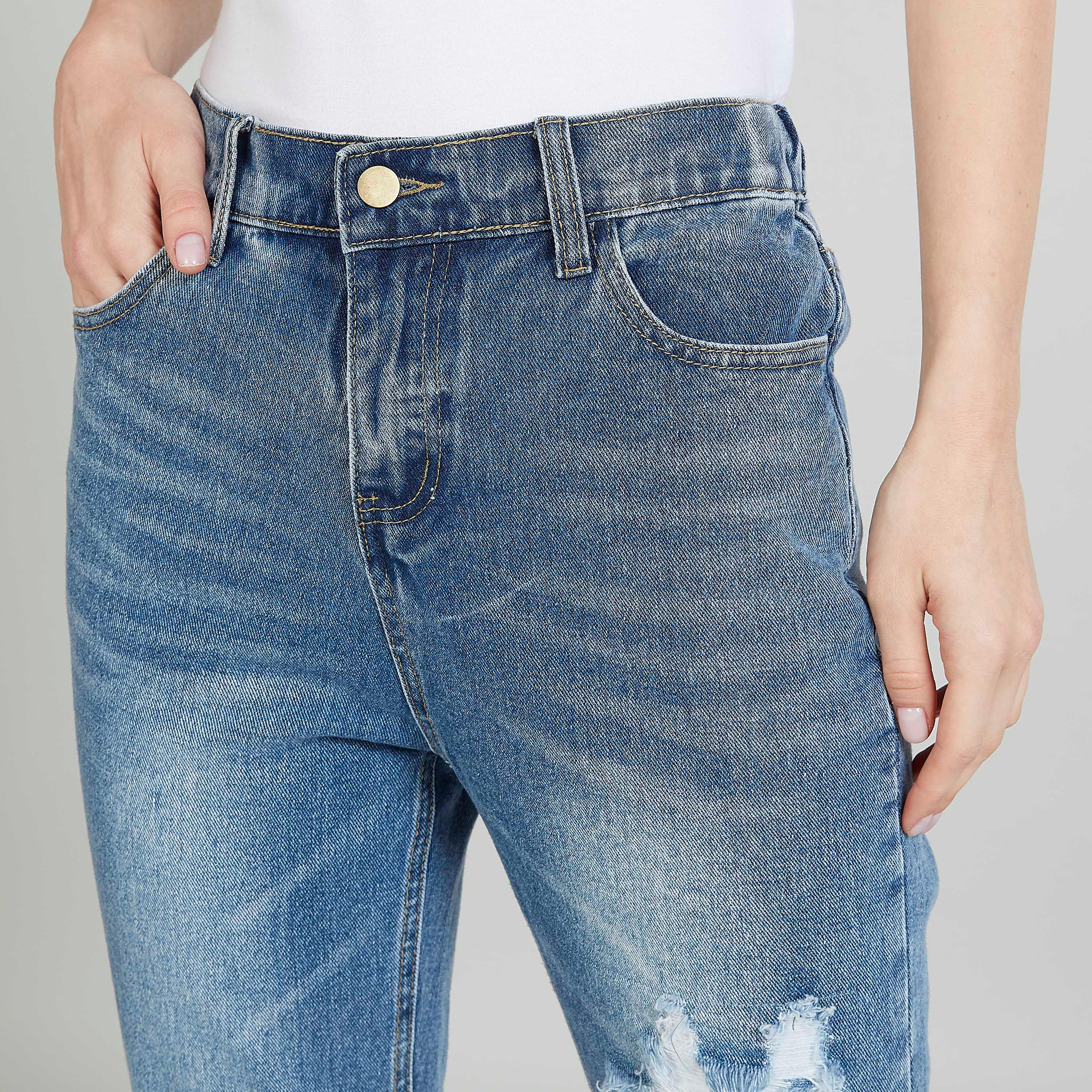 بنطلون جينز ممزّق قصير بخصر متوسط الارتفاع وجيوب وحلقات حزام من تو إكستريمز-women-clothing-bottoms-jeans-image-3