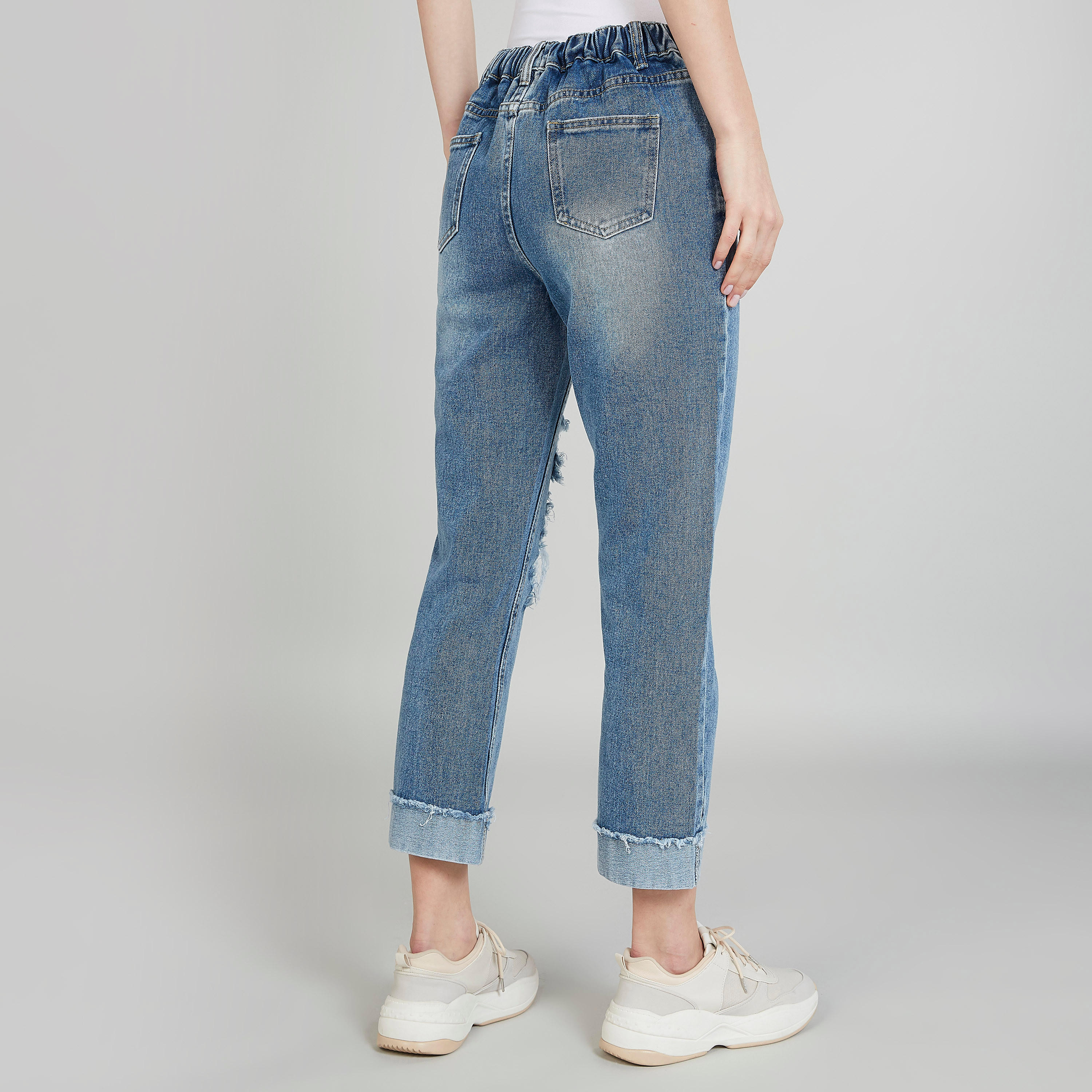 بنطلون جينز ممزّق قصير بخصر متوسط الارتفاع وجيوب وحلقات حزام من تو إكستريمز-women-clothing-bottoms-jeans-image-4