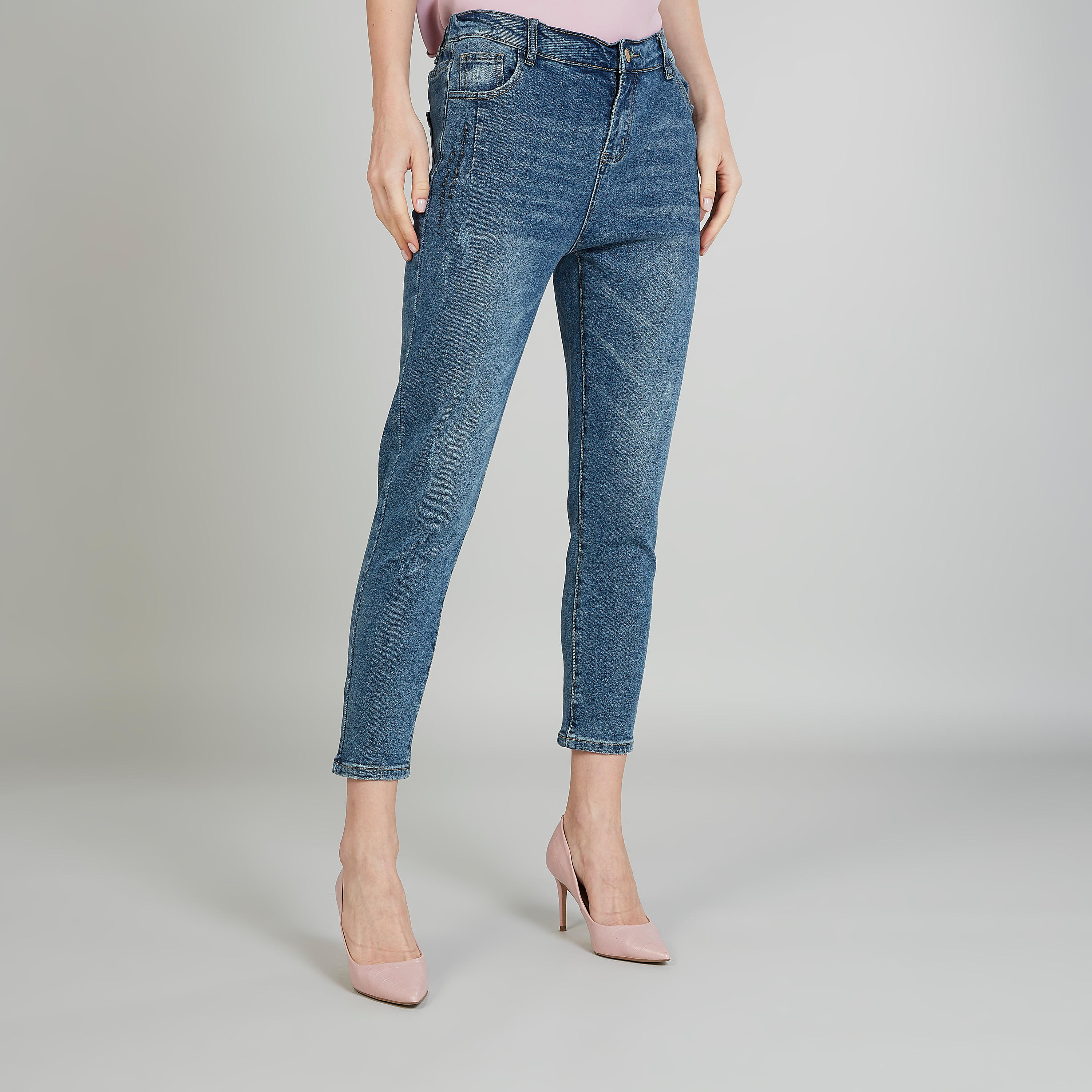 بنطلون جينز قصير ممزّق وجيوب وحلقات حزام من تو إكستريمز-women-clothing-bottoms-jeans-image-1