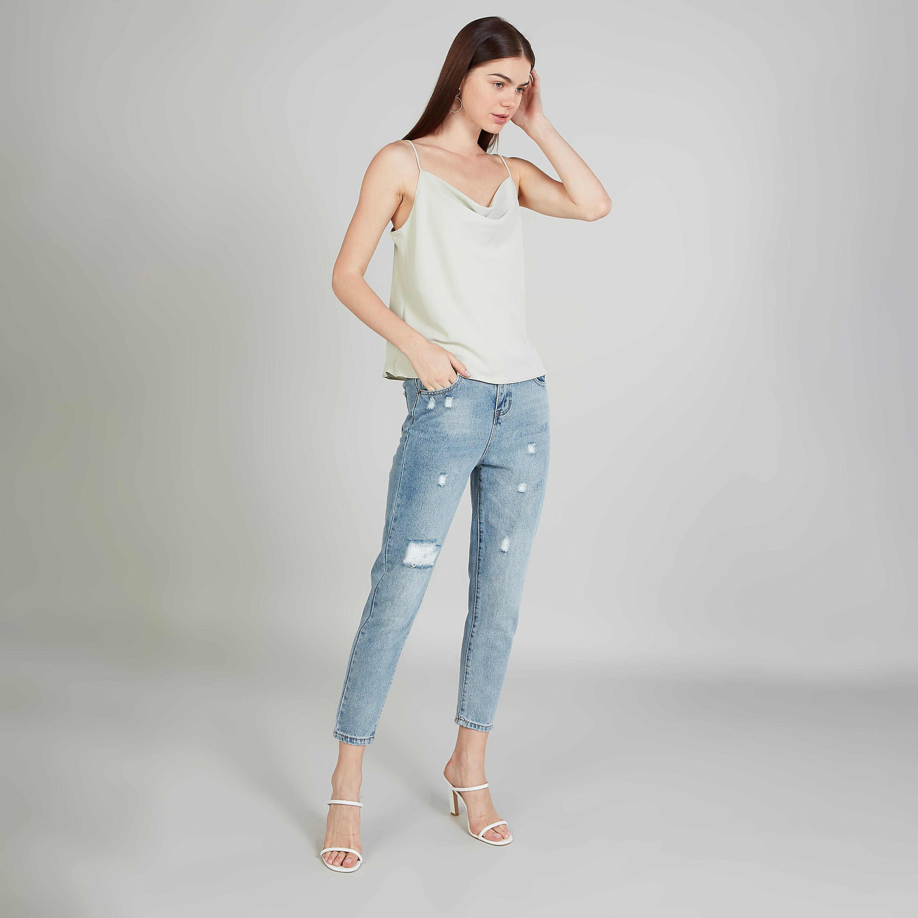 بنطلون سادة بخصر متوسّط الارتفاع بتفاصيل جيوب وعراوي-women-clothing-bottoms-jeans-image-2