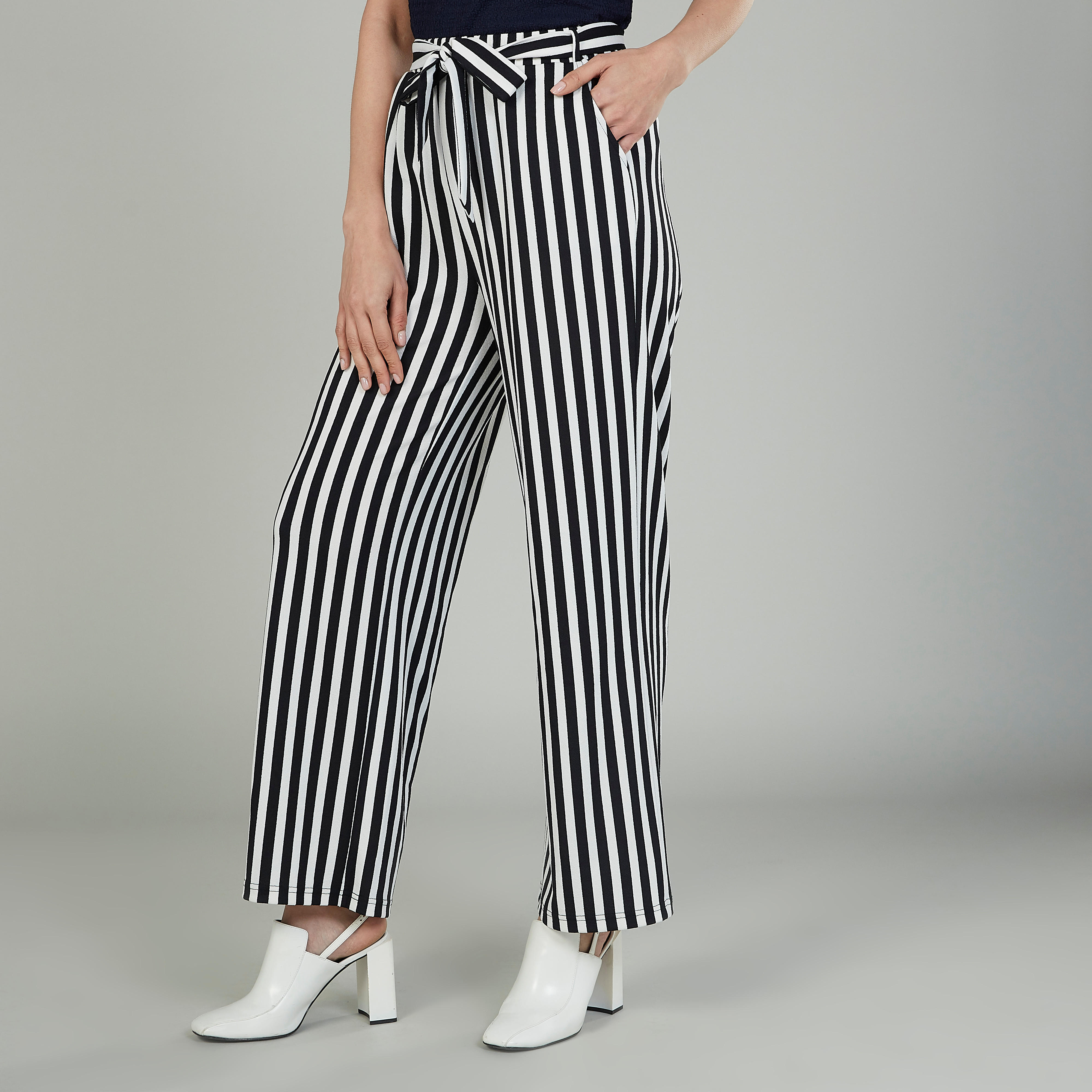 بنطلون بالازو طويل مقلّم بخصر مرتفع وأربطة وجيوب-women-clothing-bottoms-trousers-image-1