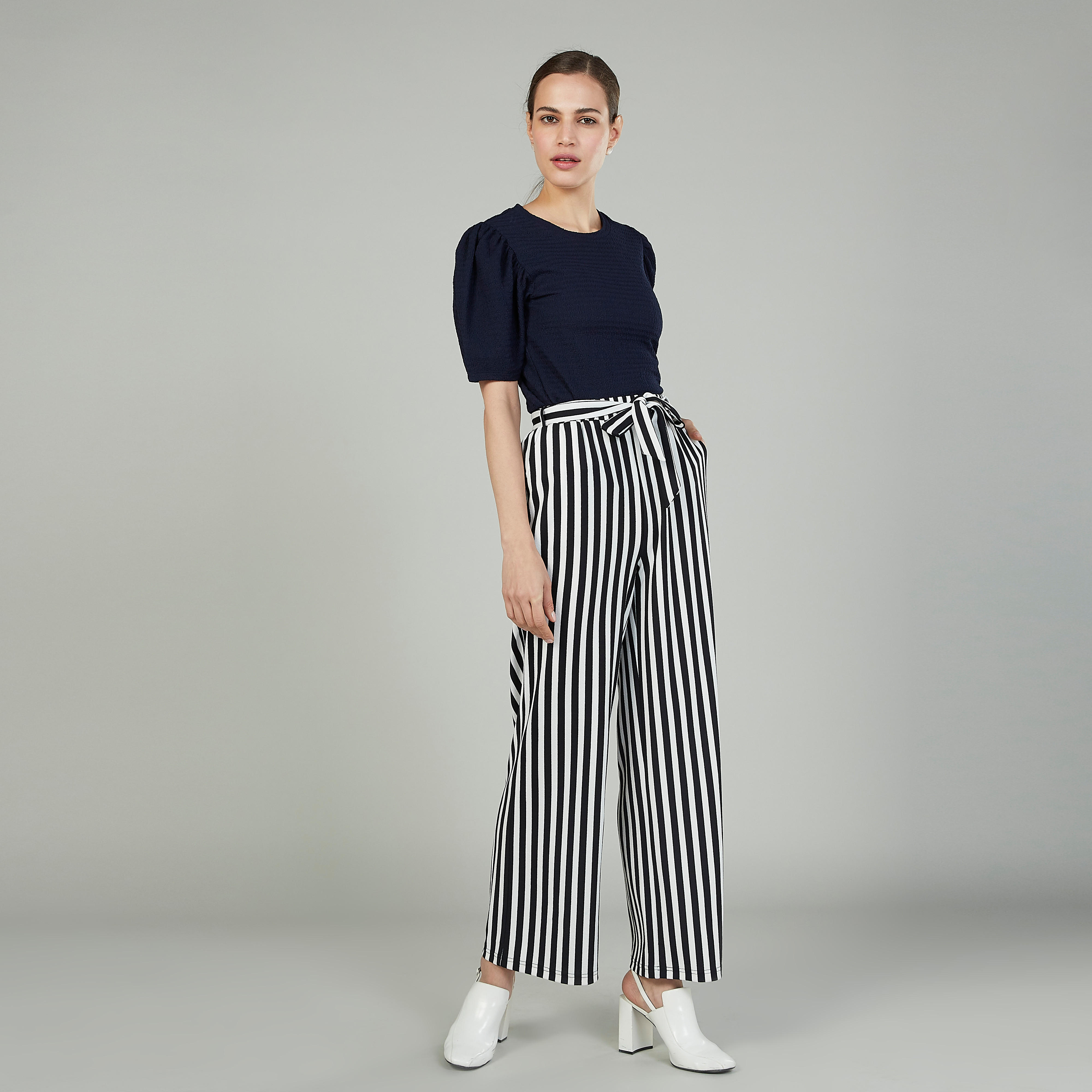 بنطلون بالازو طويل مقلّم بخصر مرتفع وأربطة وجيوب-women-clothing-bottoms-trousers-image-2