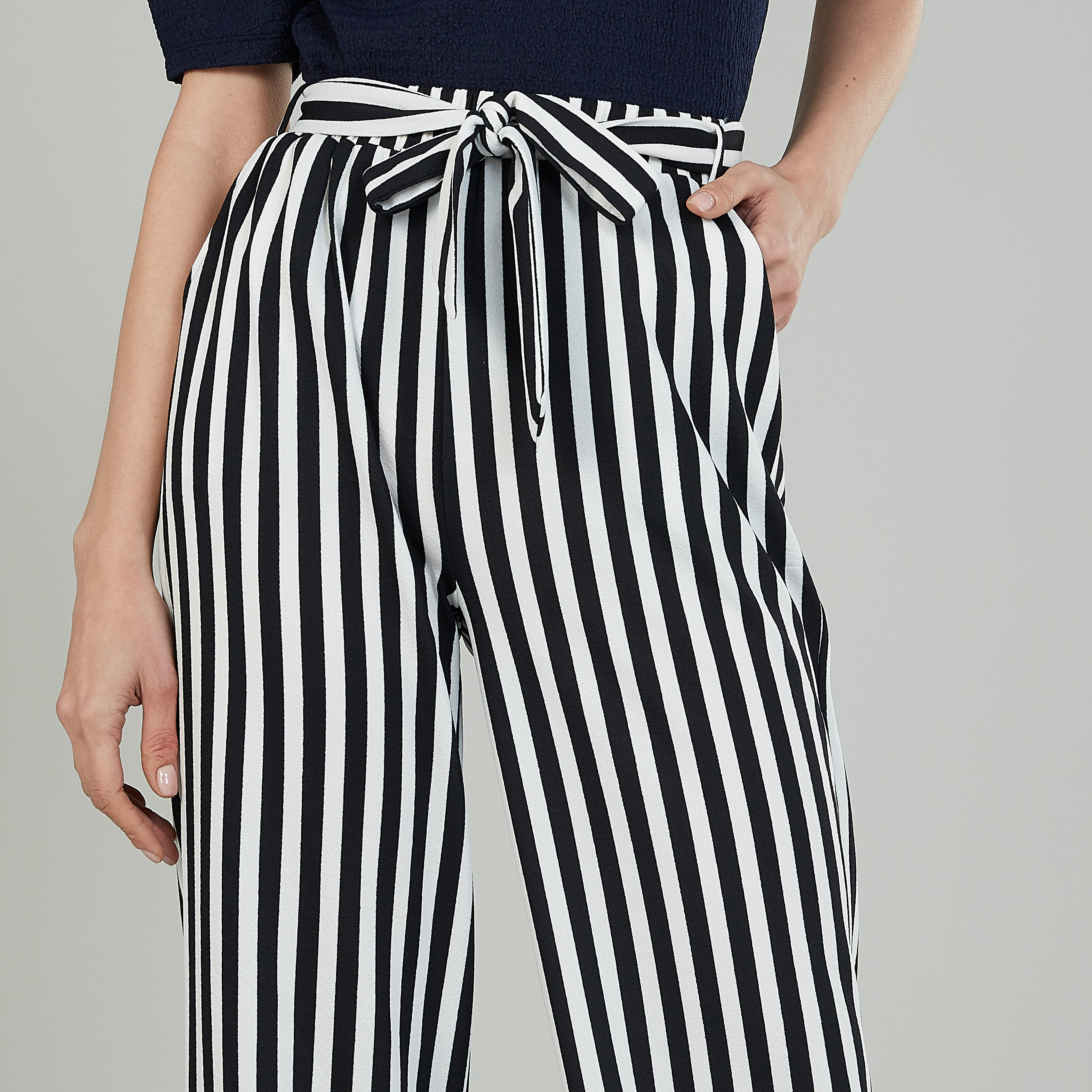 بنطلون بالازو طويل مقلّم بخصر مرتفع وأربطة وجيوب-women-clothing-bottoms-trousers-image-4
