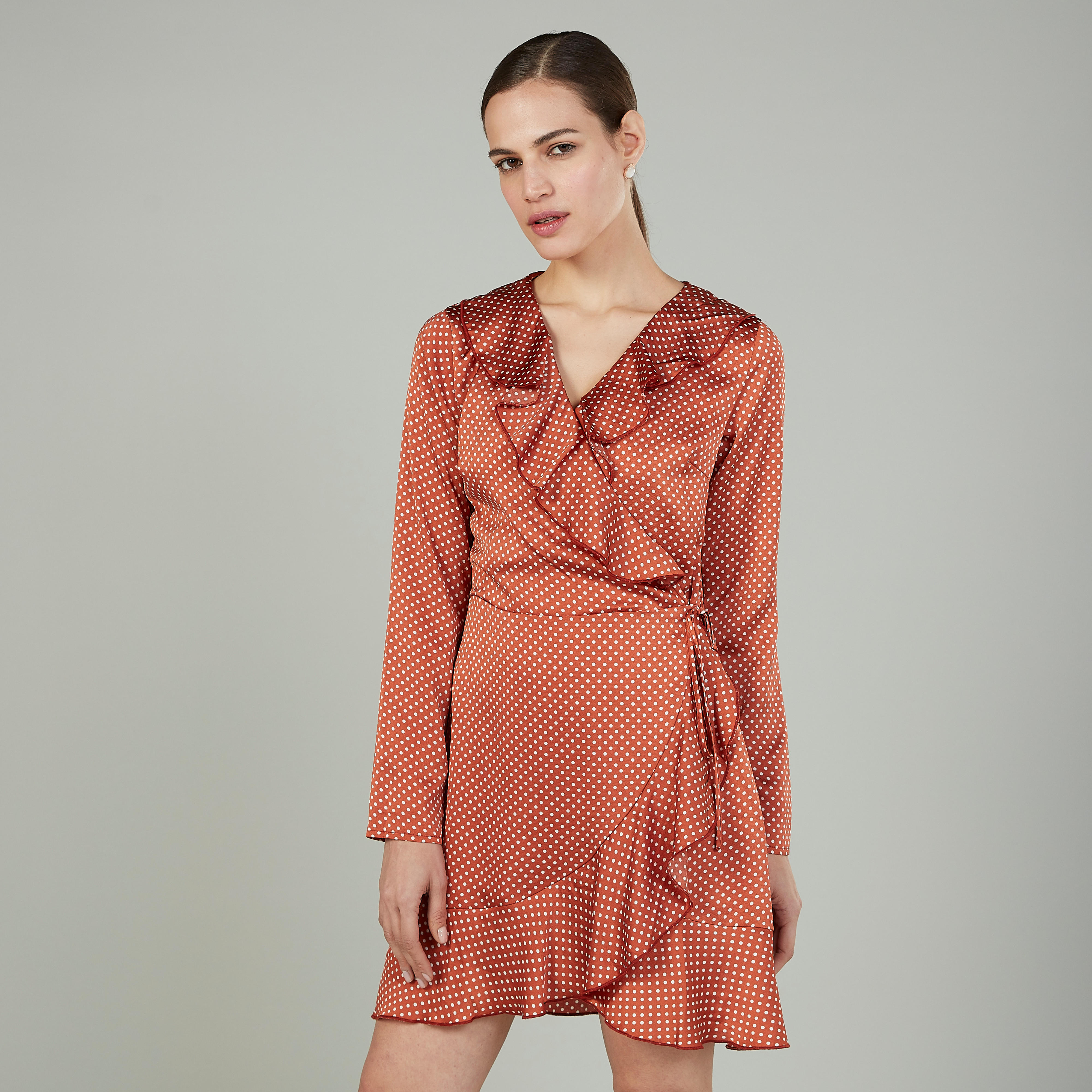 فستان متوسط الطول ملفوف بأكمام طويلة وطبعات منقّطة-women-clothing-dresses-image-1