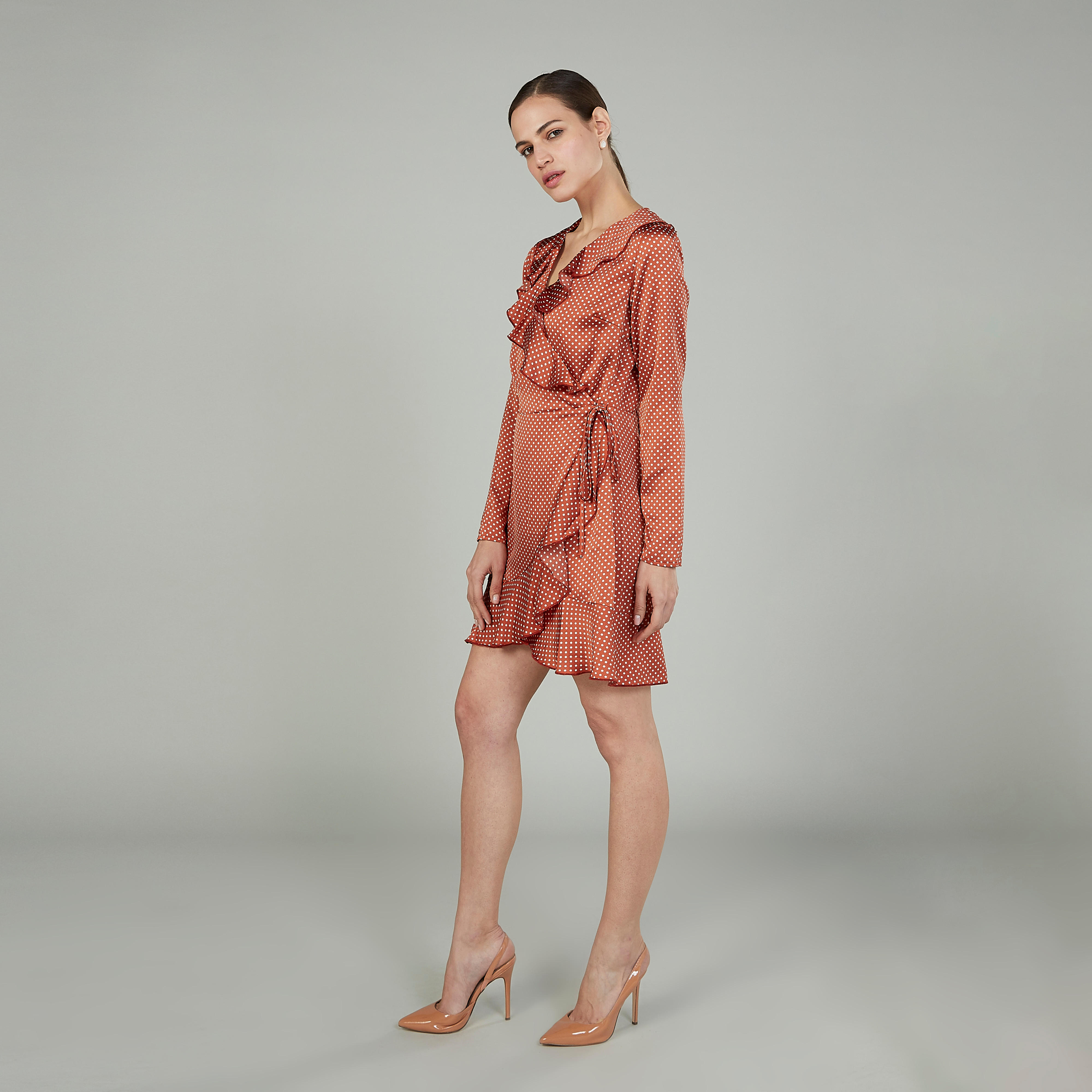فستان متوسط الطول ملفوف بأكمام طويلة وطبعات منقّطة-women-clothing-dresses-image-2