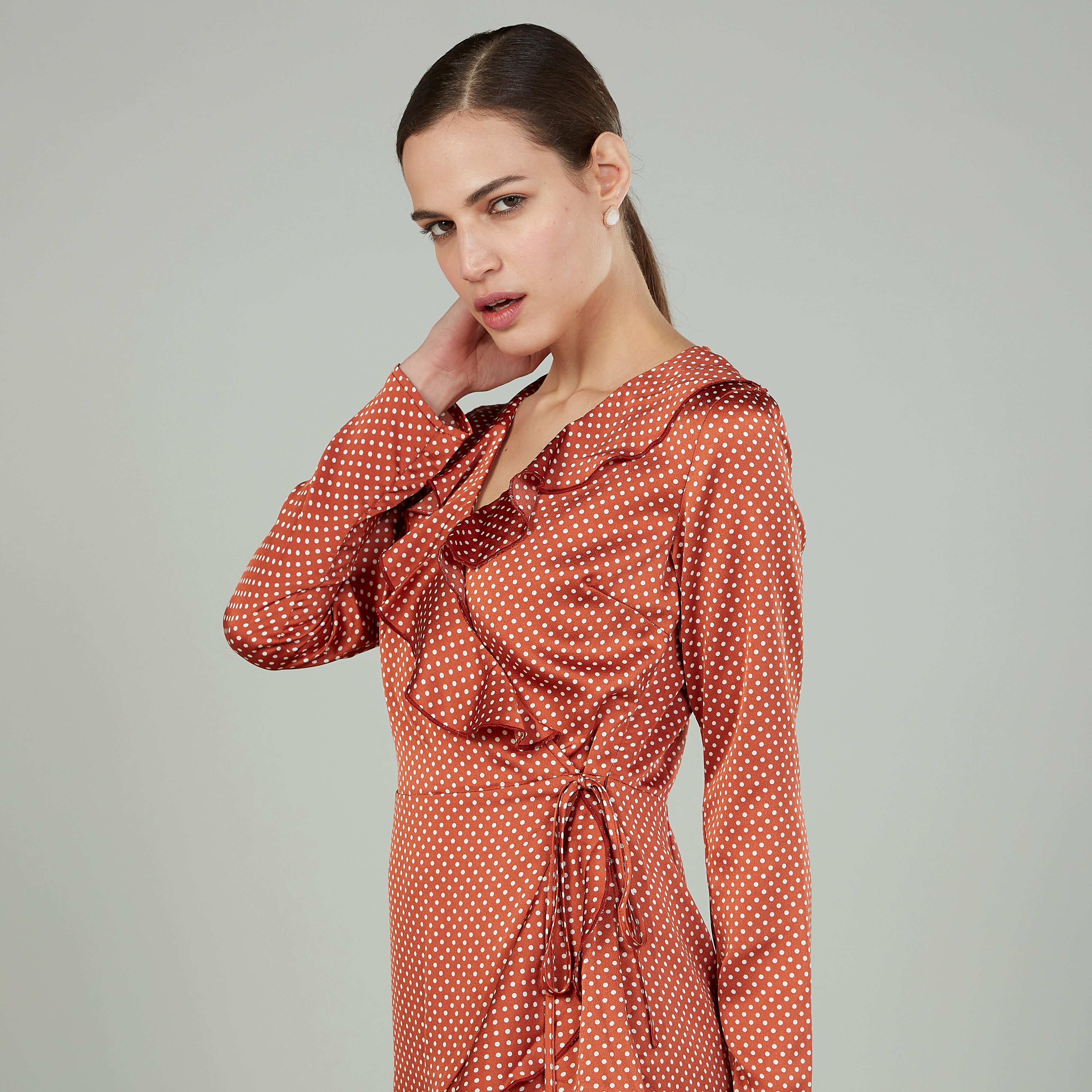 فستان متوسط الطول ملفوف بأكمام طويلة وطبعات منقّطة-women-clothing-dresses-image-3