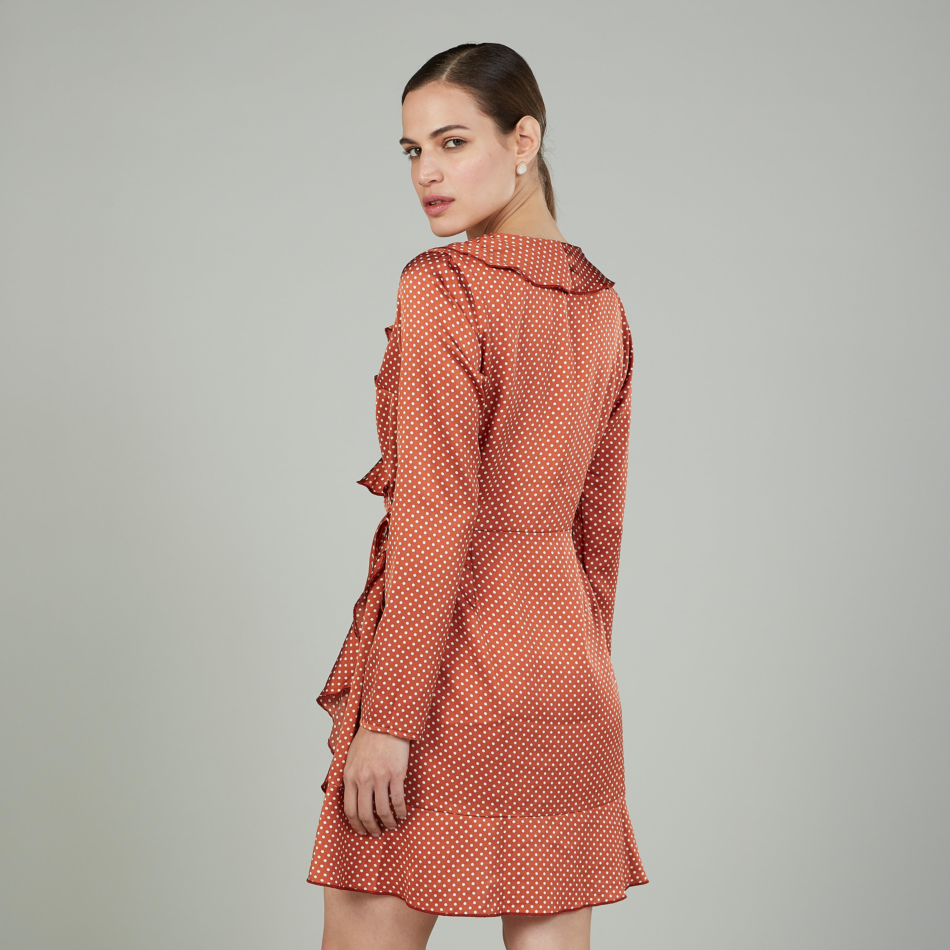 فستان متوسط الطول ملفوف بأكمام طويلة وطبعات منقّطة-women-clothing-dresses-image-4