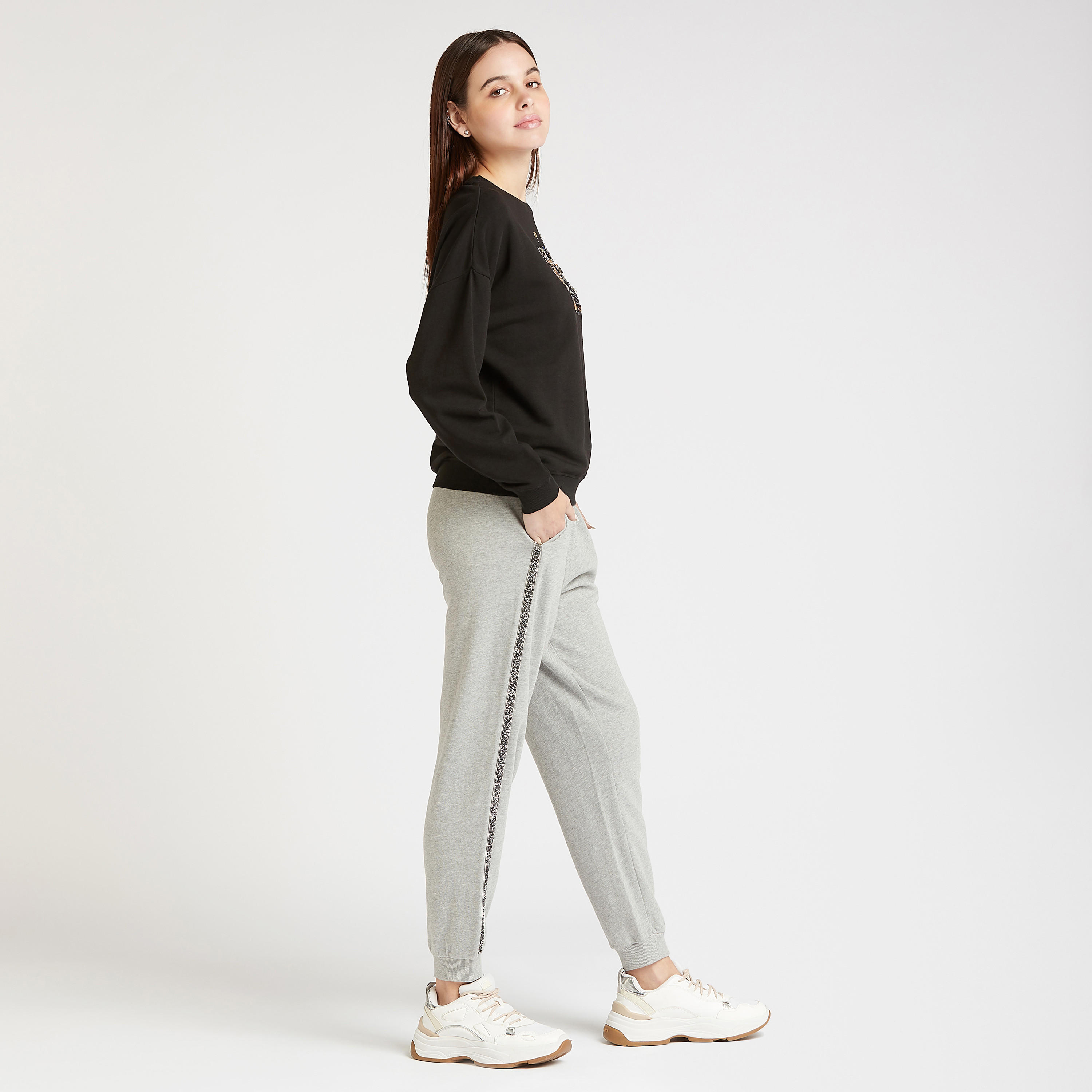 بنطلون رياضي بتفاصيل شريطة مزيّن ورباط وجيوب-women-clothing-bottoms-joggers-image-2