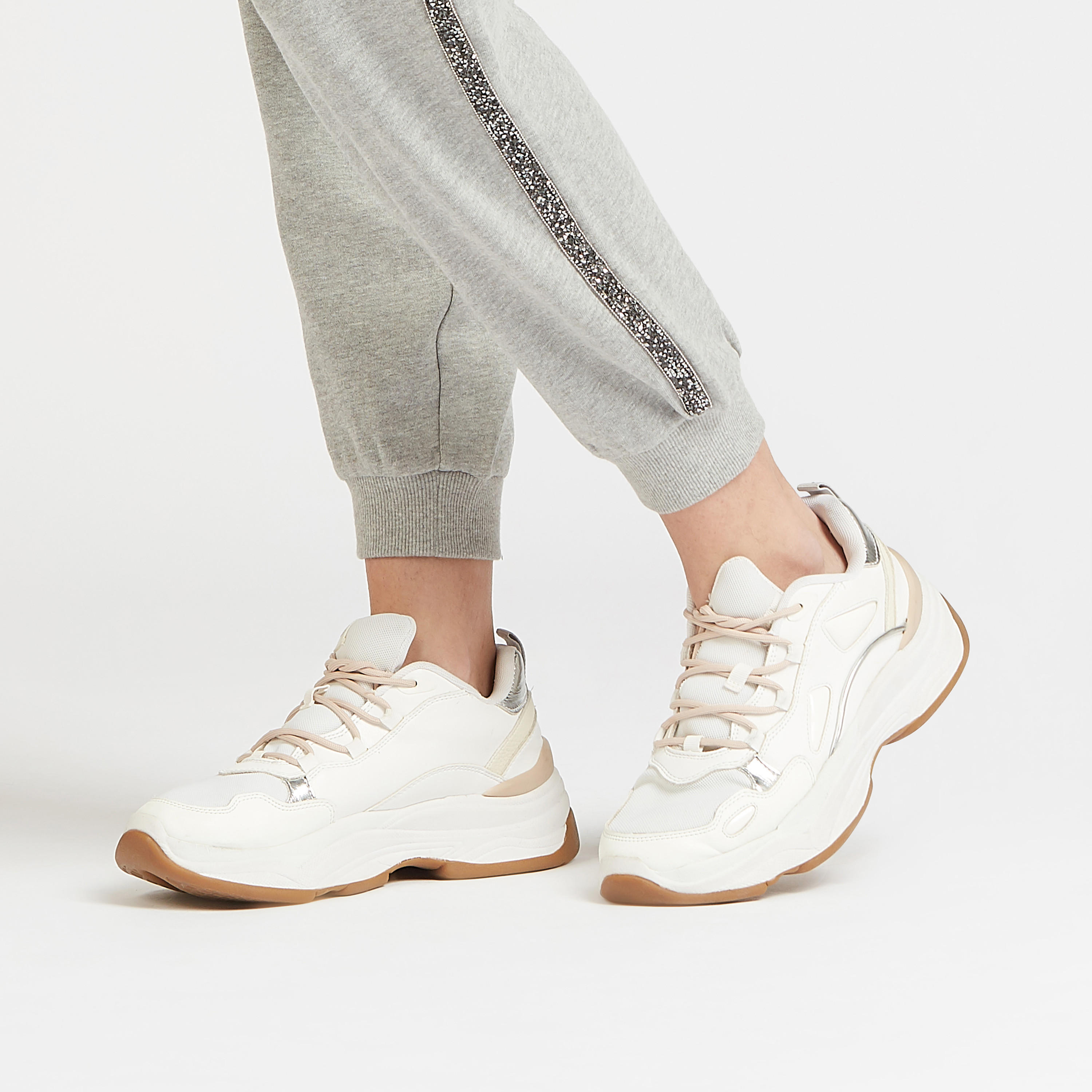 بنطلون رياضي بتفاصيل شريطة مزيّن ورباط وجيوب-women-clothing-bottoms-joggers-image-3