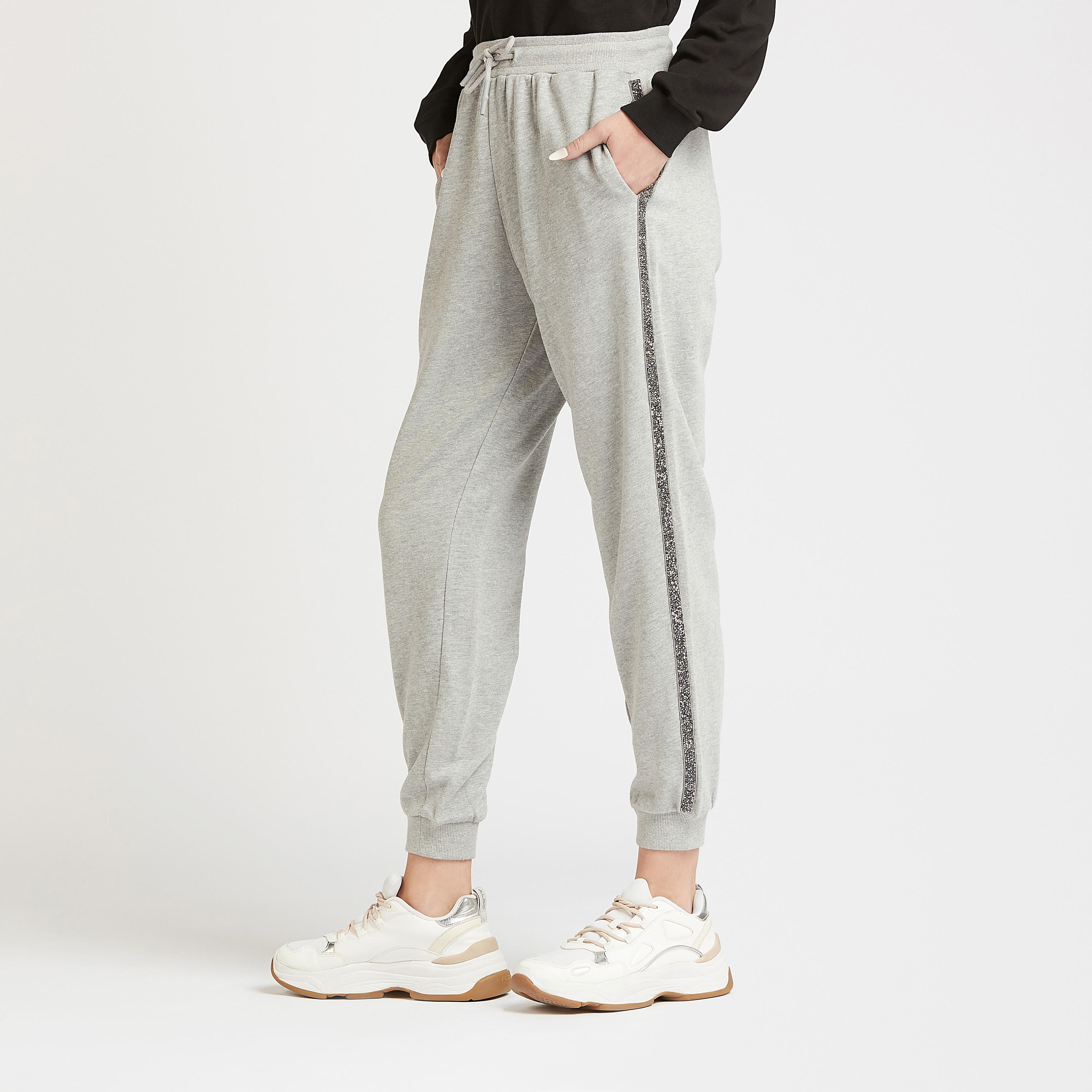 بنطلون رياضي بتفاصيل شريطة مزيّن ورباط وجيوب-women-clothing-bottoms-joggers-image-5
