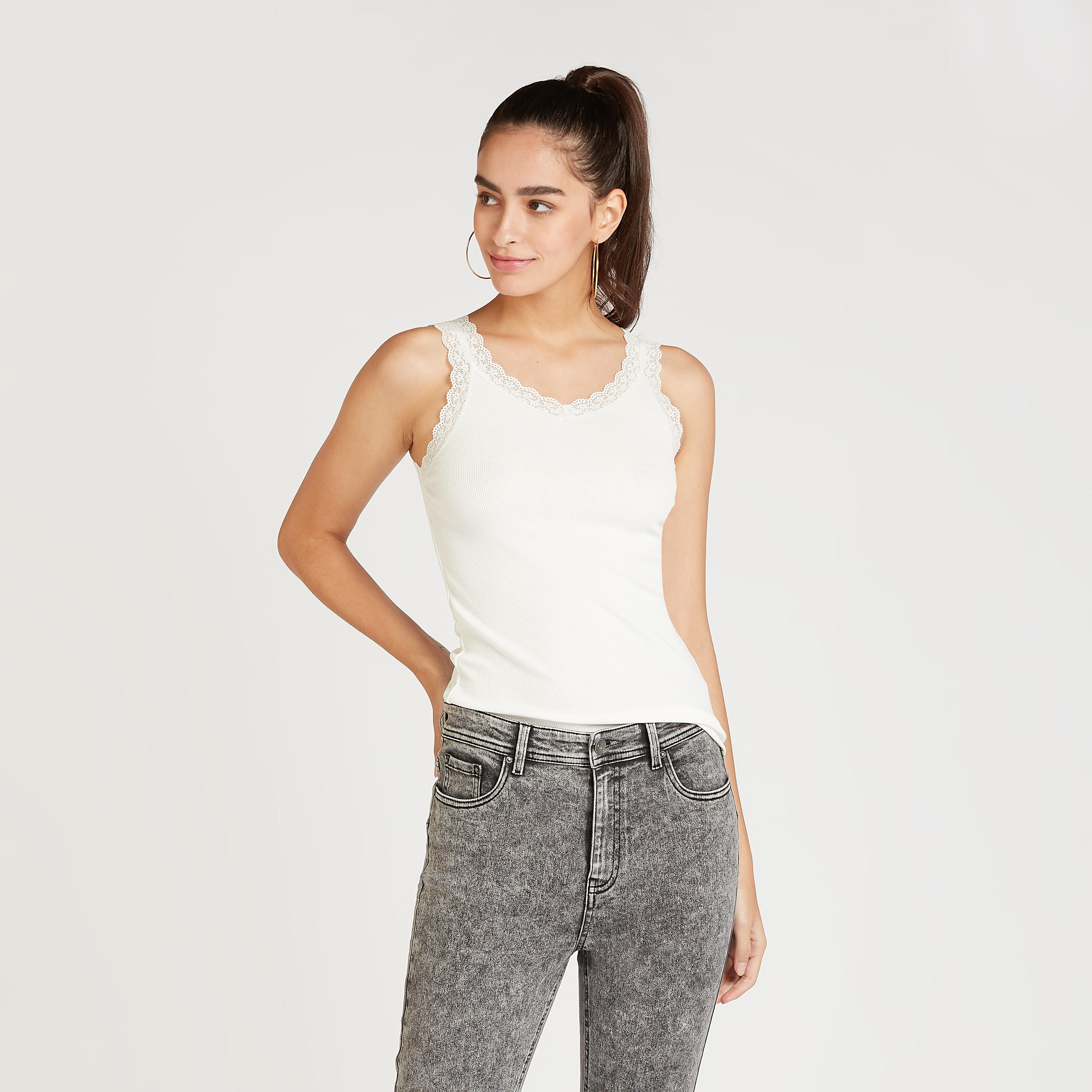 بلوزة كامي بارزة الملمس بقصة ضيقة مع ياقة V وتفاصيل دانتيل-women-clothing-tshirts-image-1
